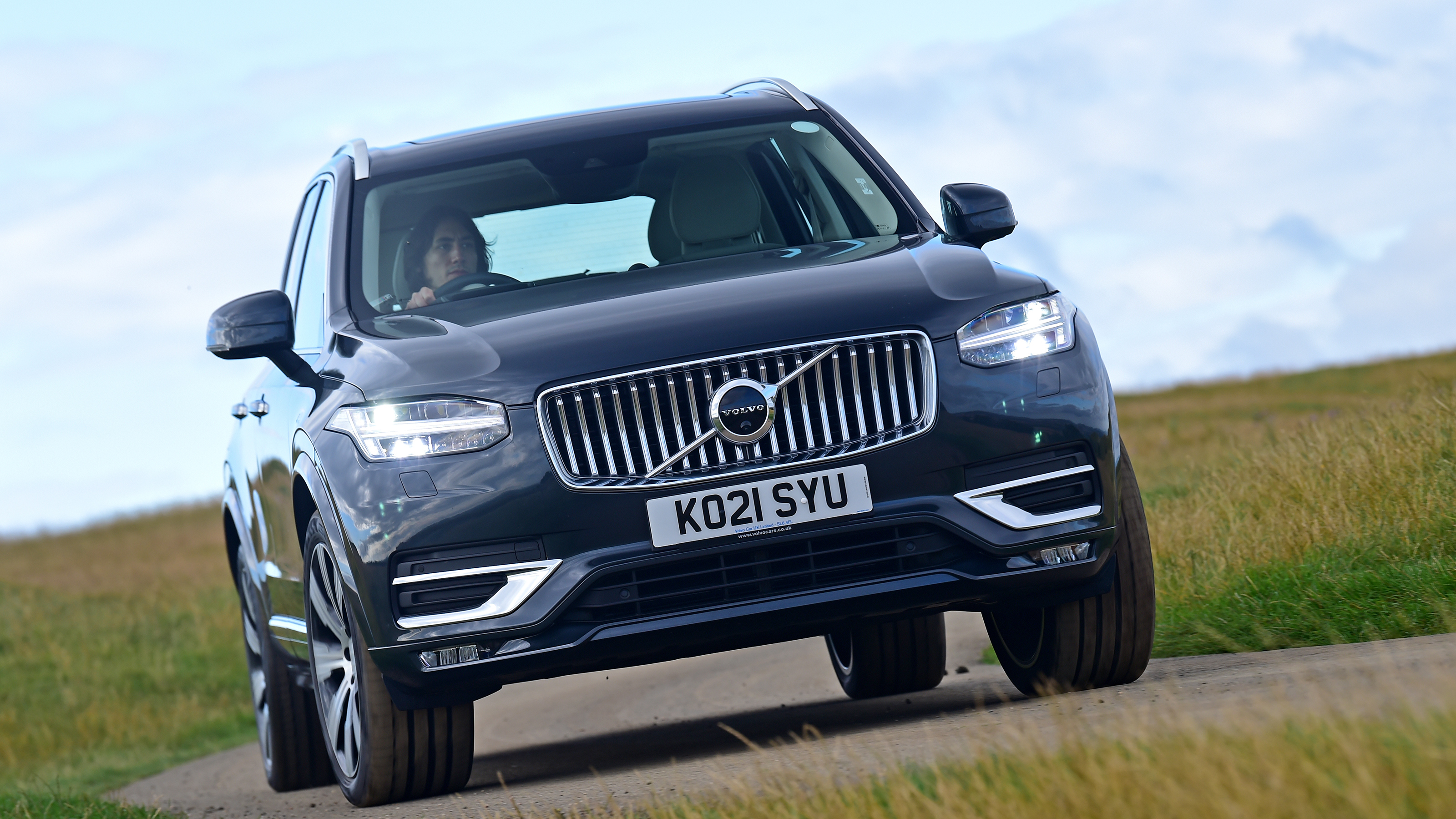 Volvo XC90 - front cornering