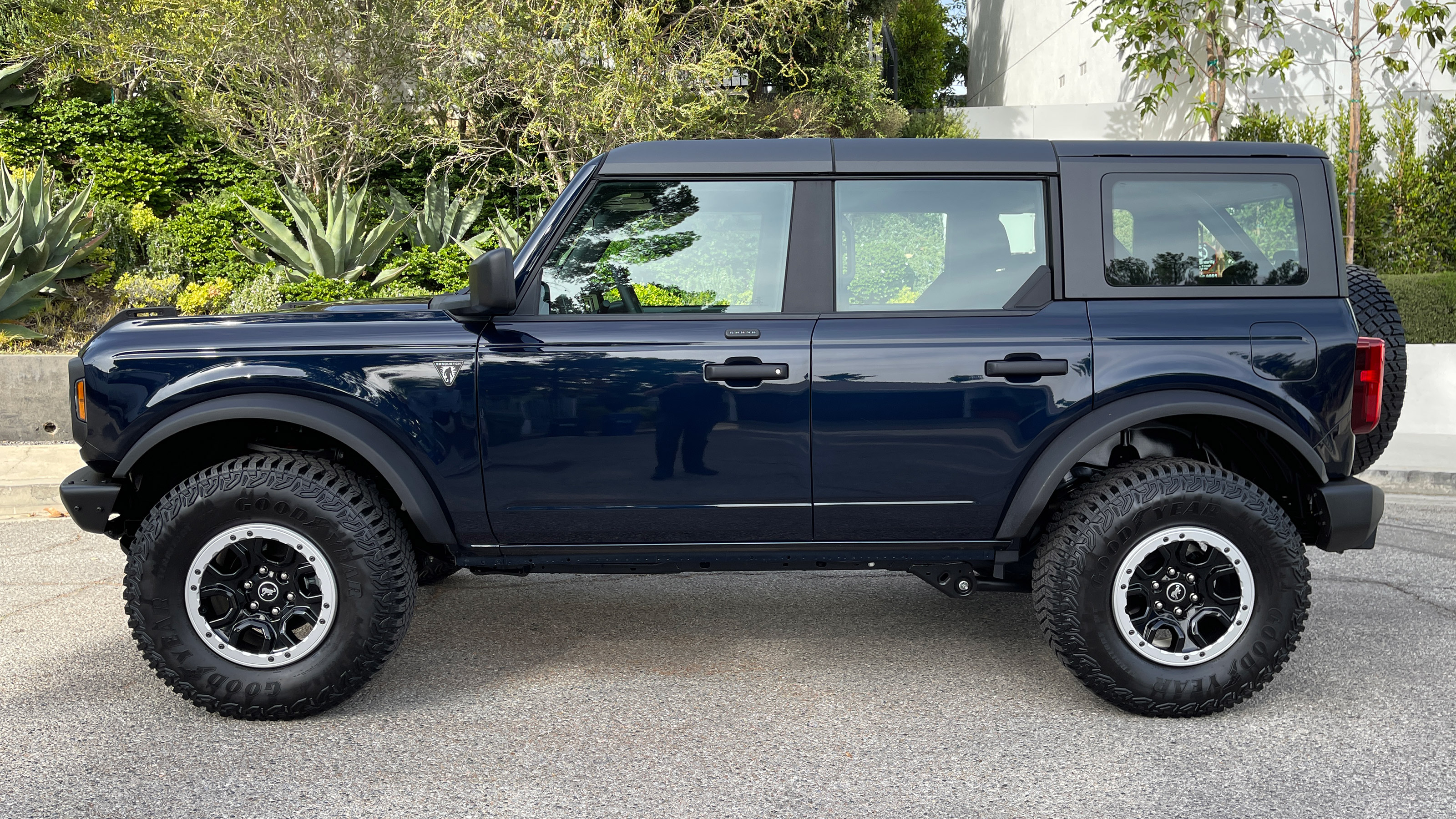 Ford Bronco - side
