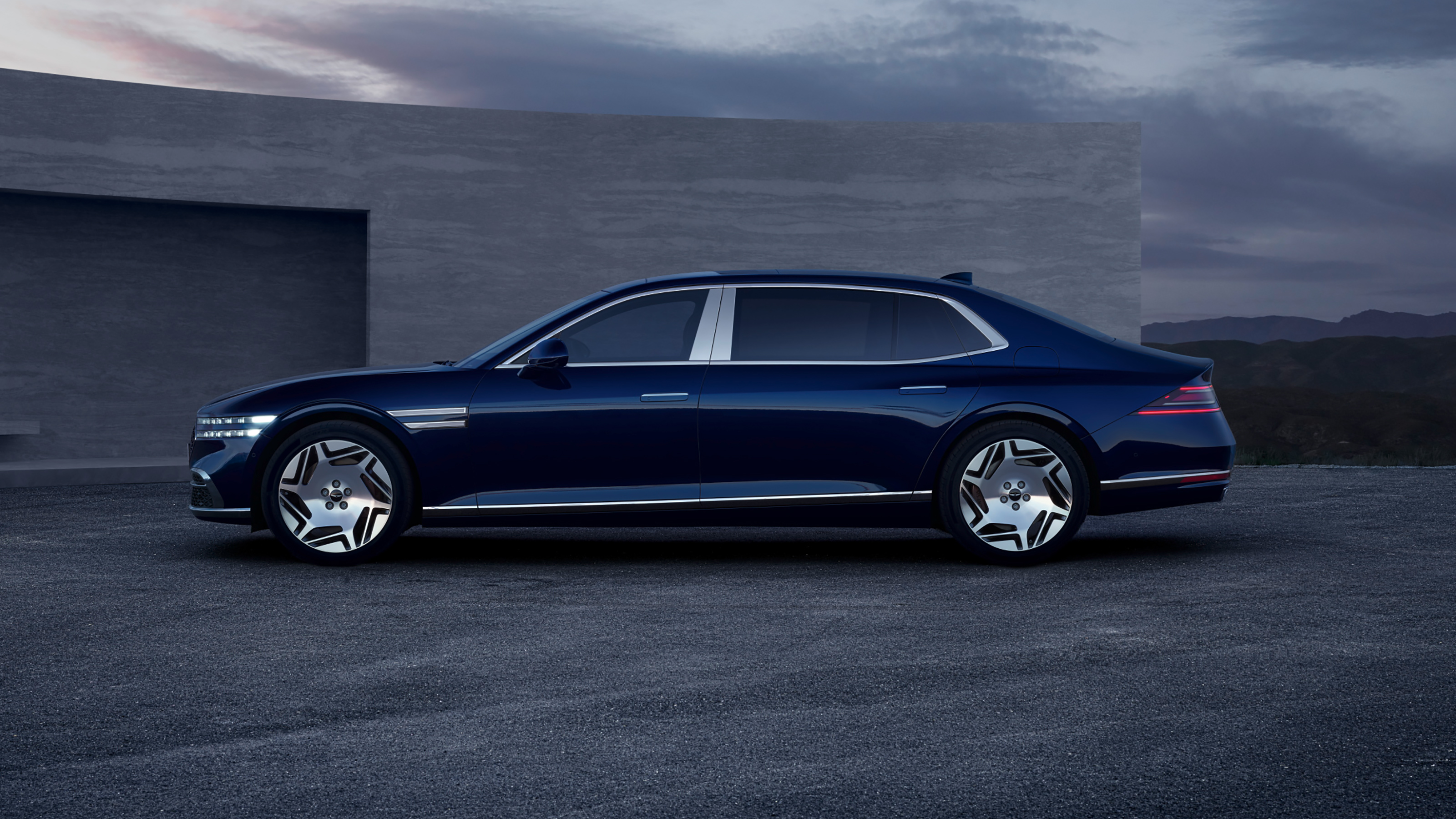 Genesis G90 - side