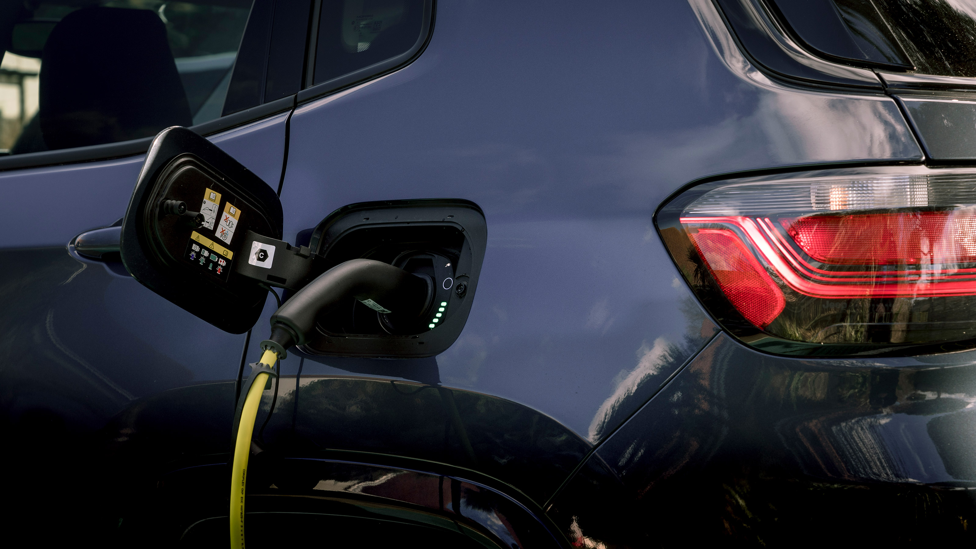 Jeep Compass 4xe - charging