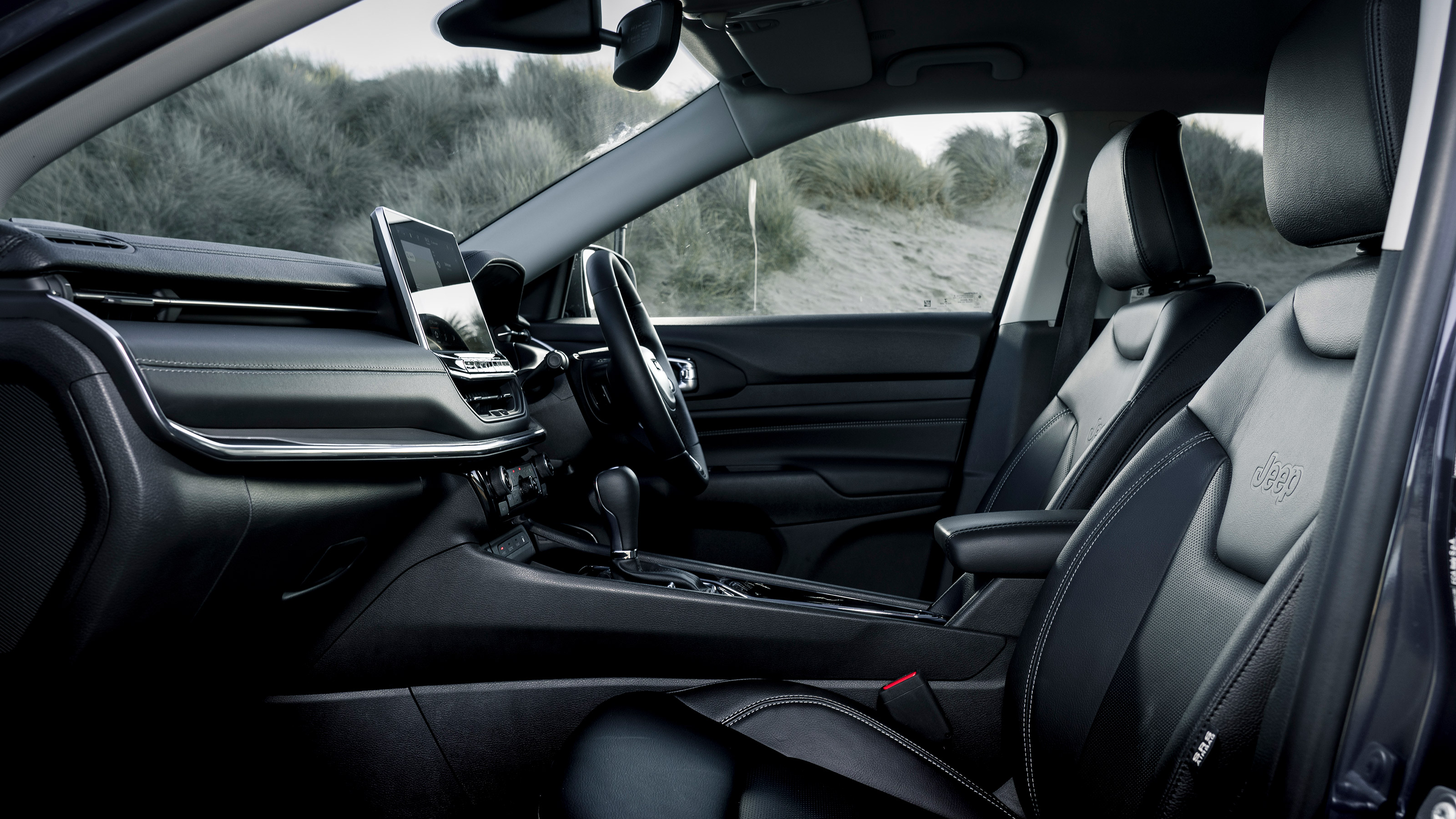 Jeep Compass 4xe - front seats