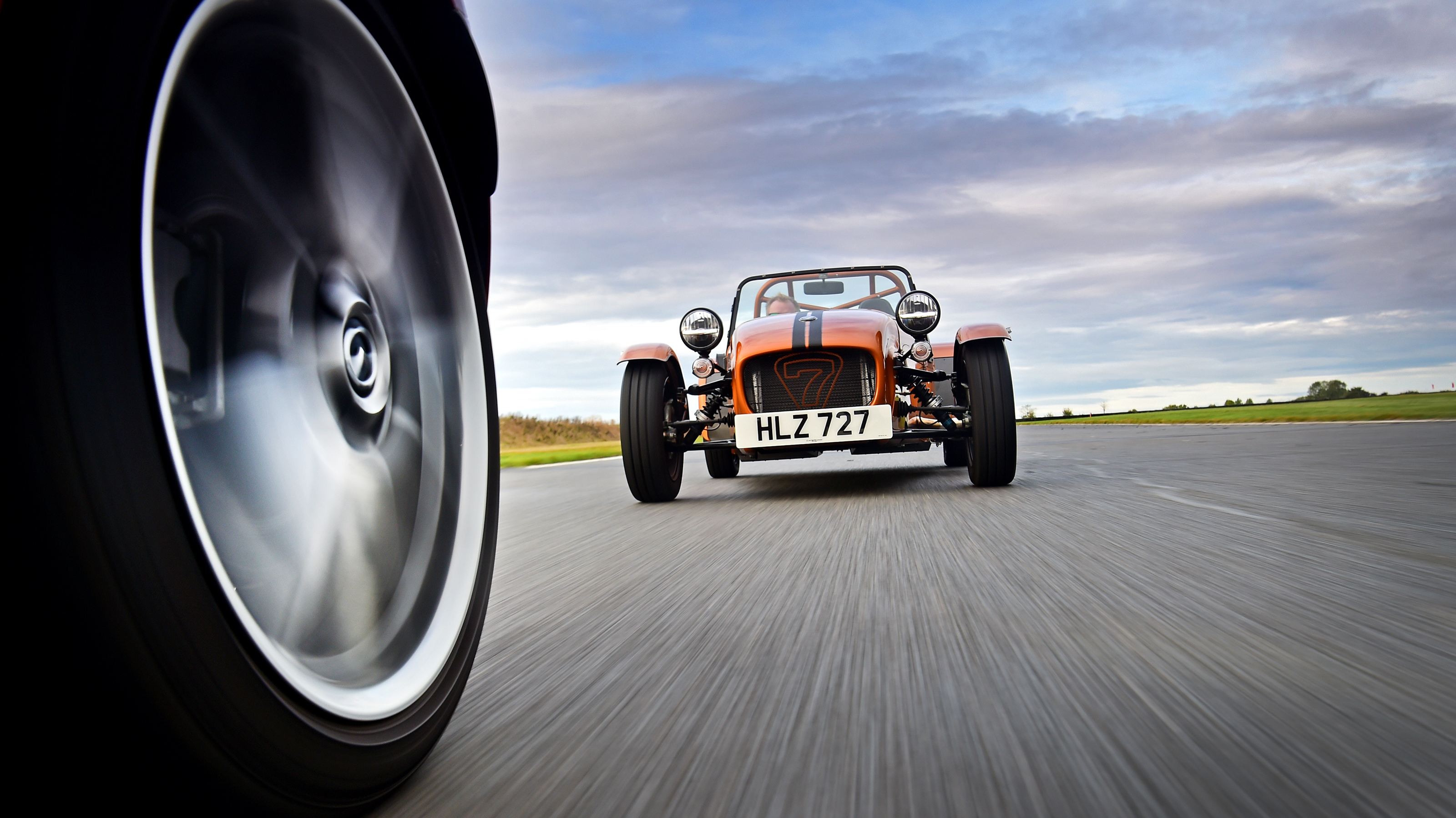 Caterham 170R vs Mazda MX-5