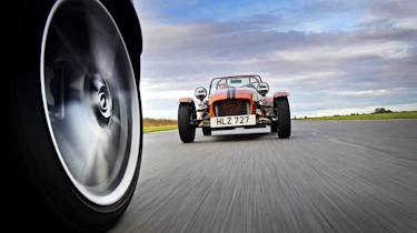 Caterham 170R vs Mazda MX-5