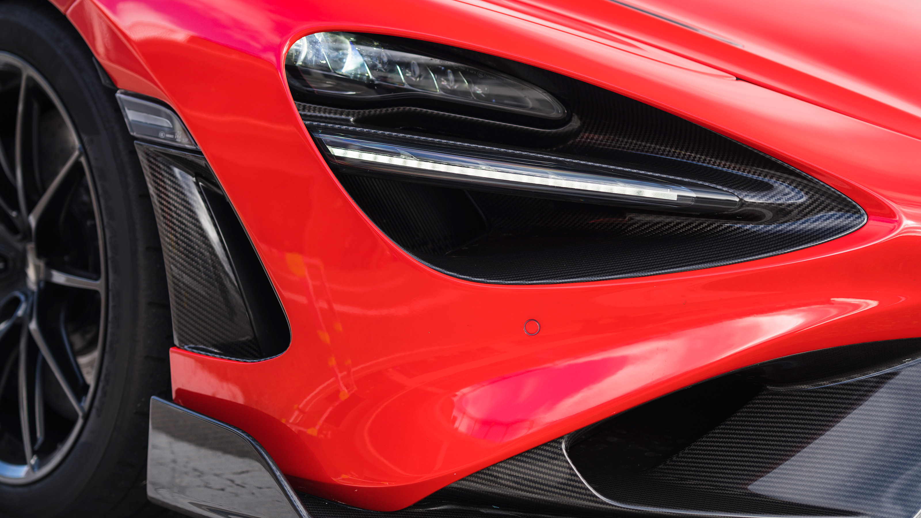 McLaren 765LT Spider - front light