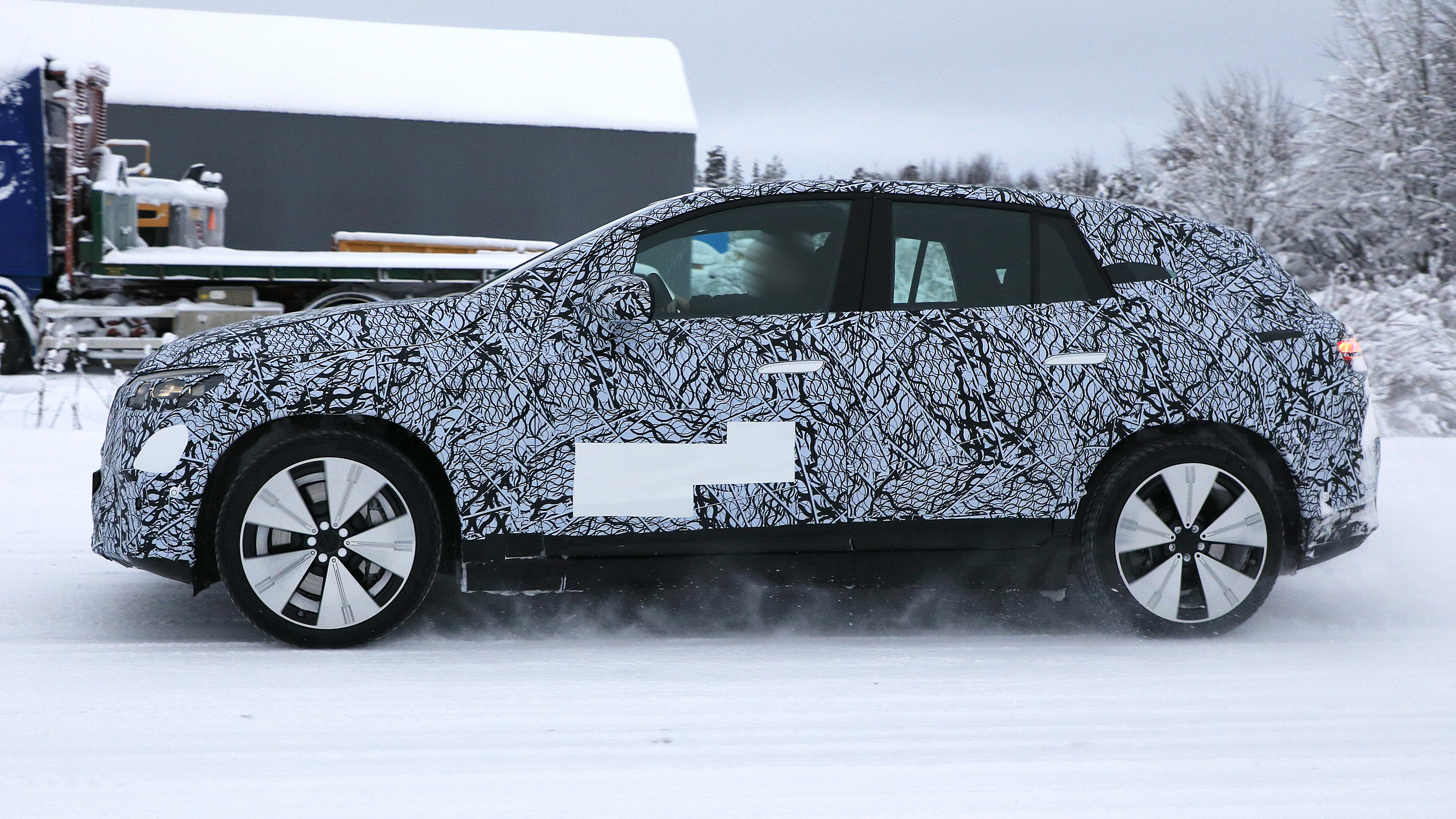 Mercedes EQE SUV - side