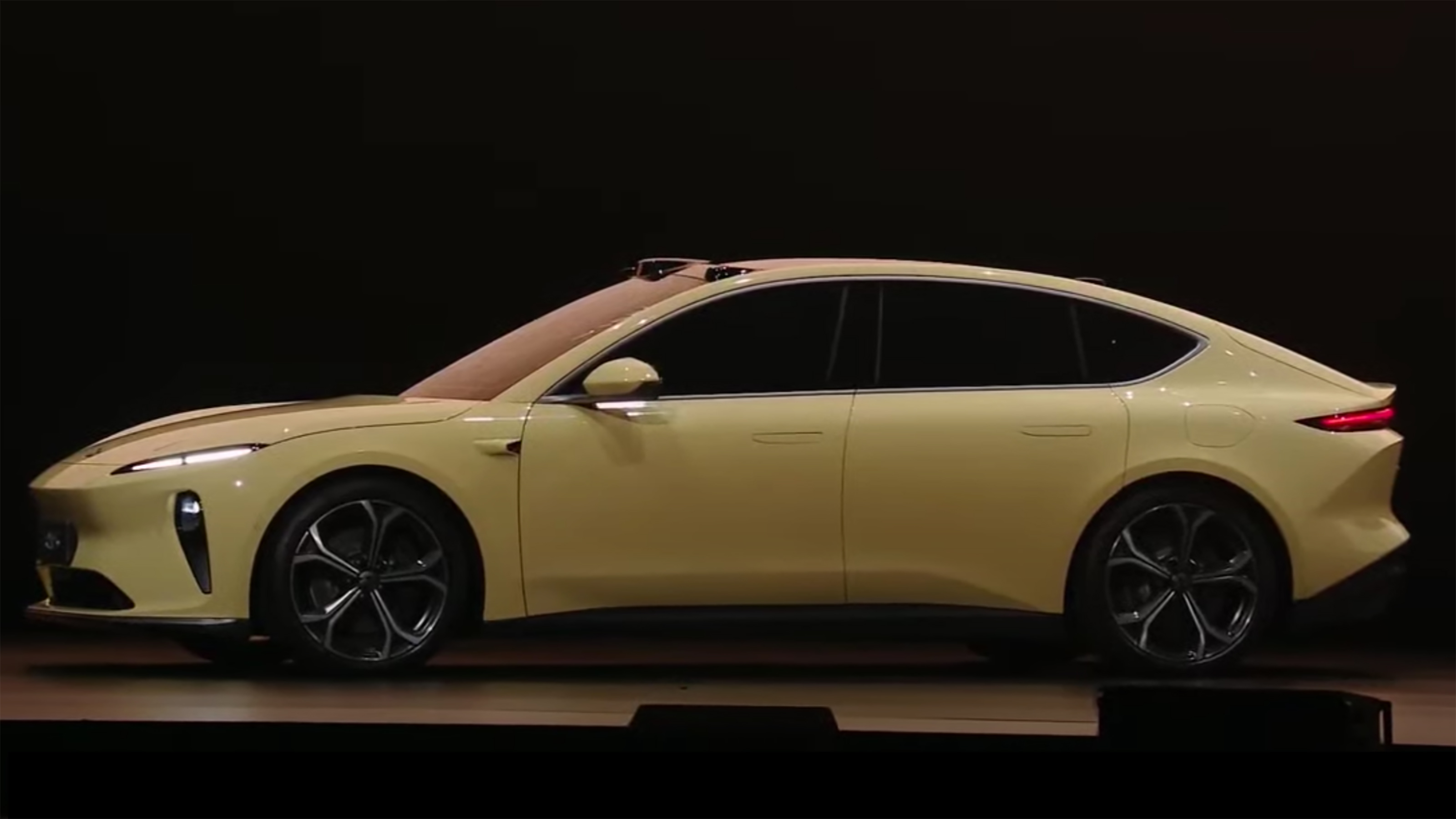 NIO ET5 - side