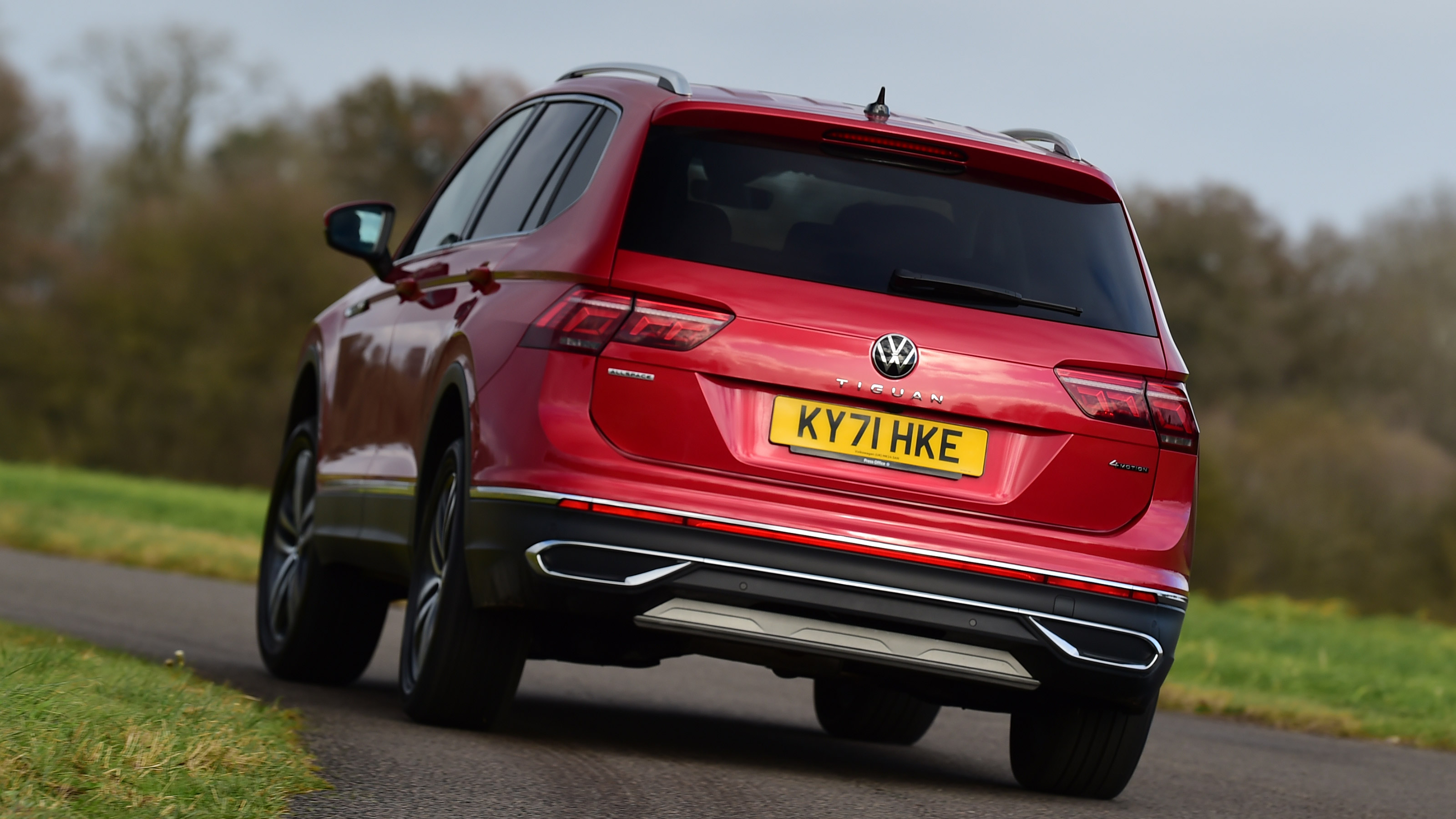 Volkswagen Tiguan Allspace - rear cornering