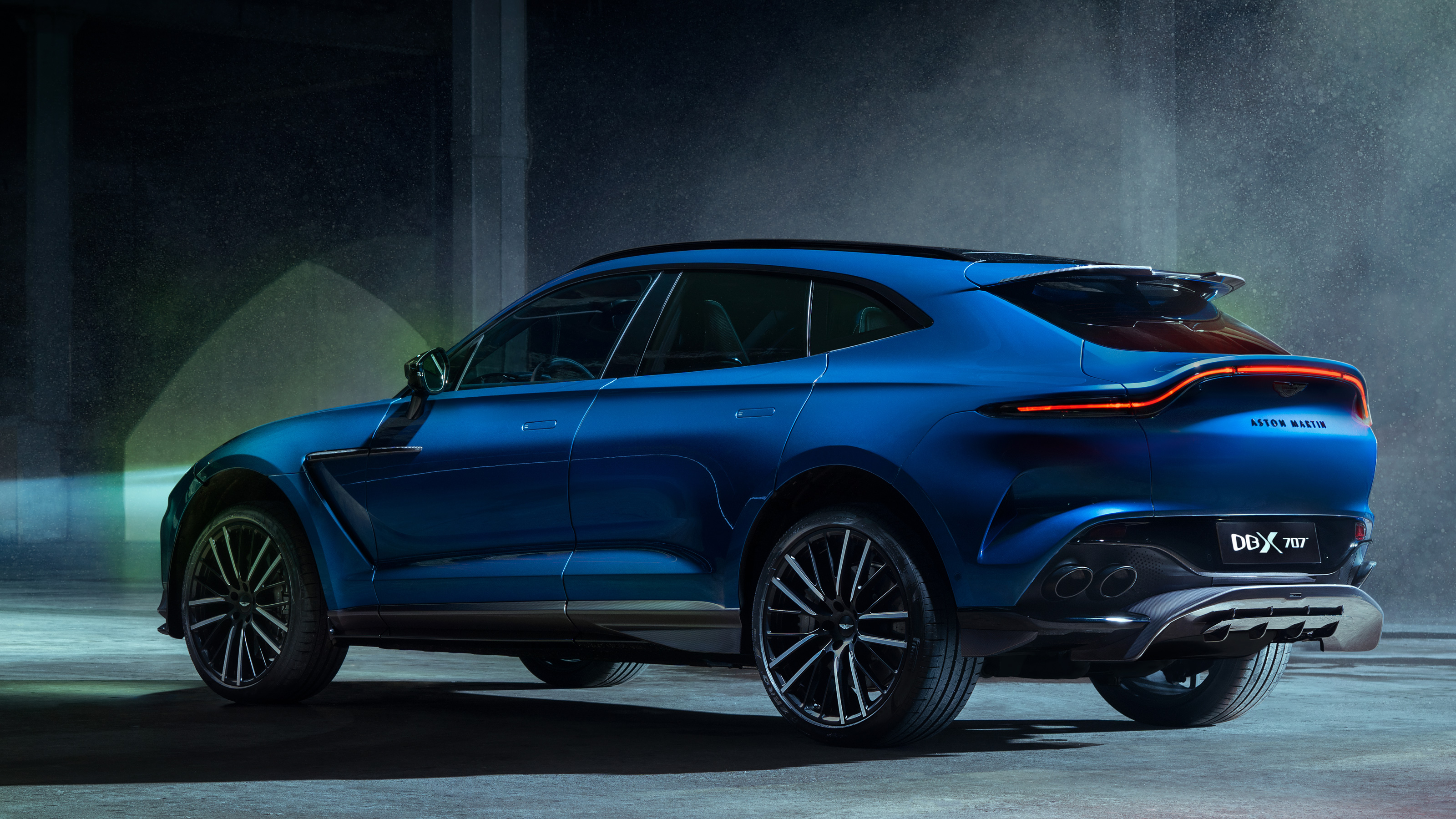 AstonMartin DBX707