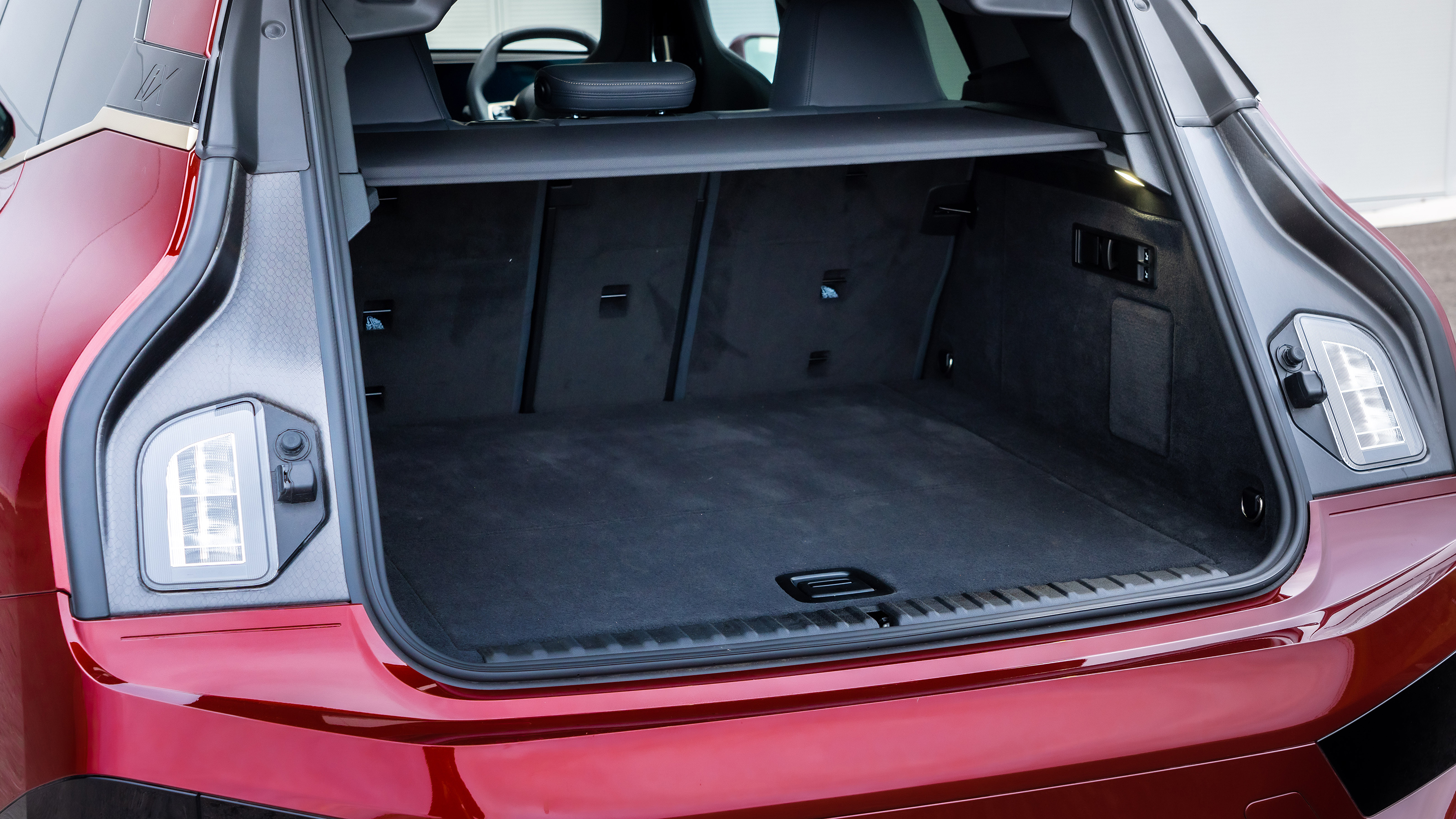 BMW iX xDrive50 - boot