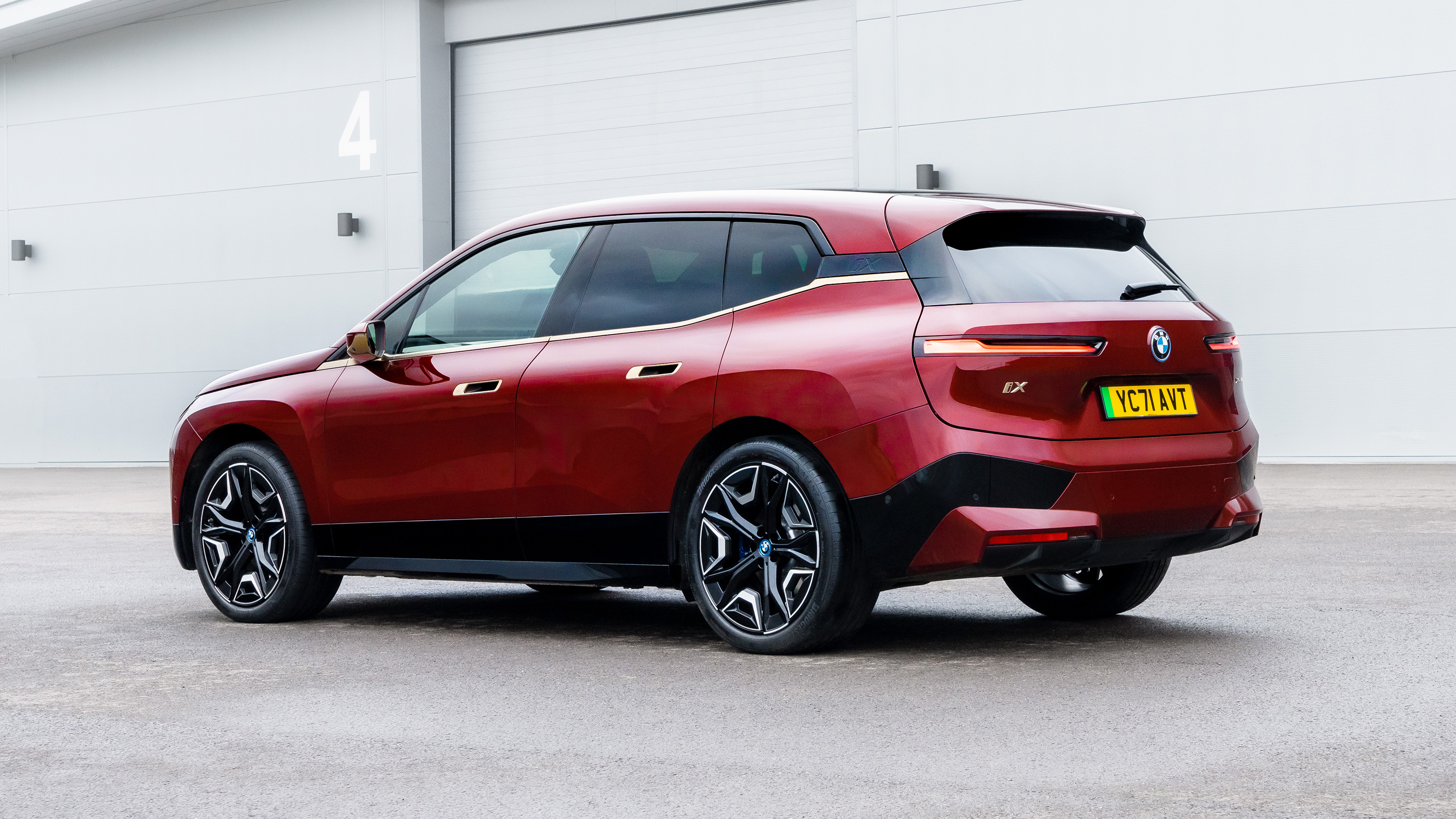 BMW iX xDrive50 - rear