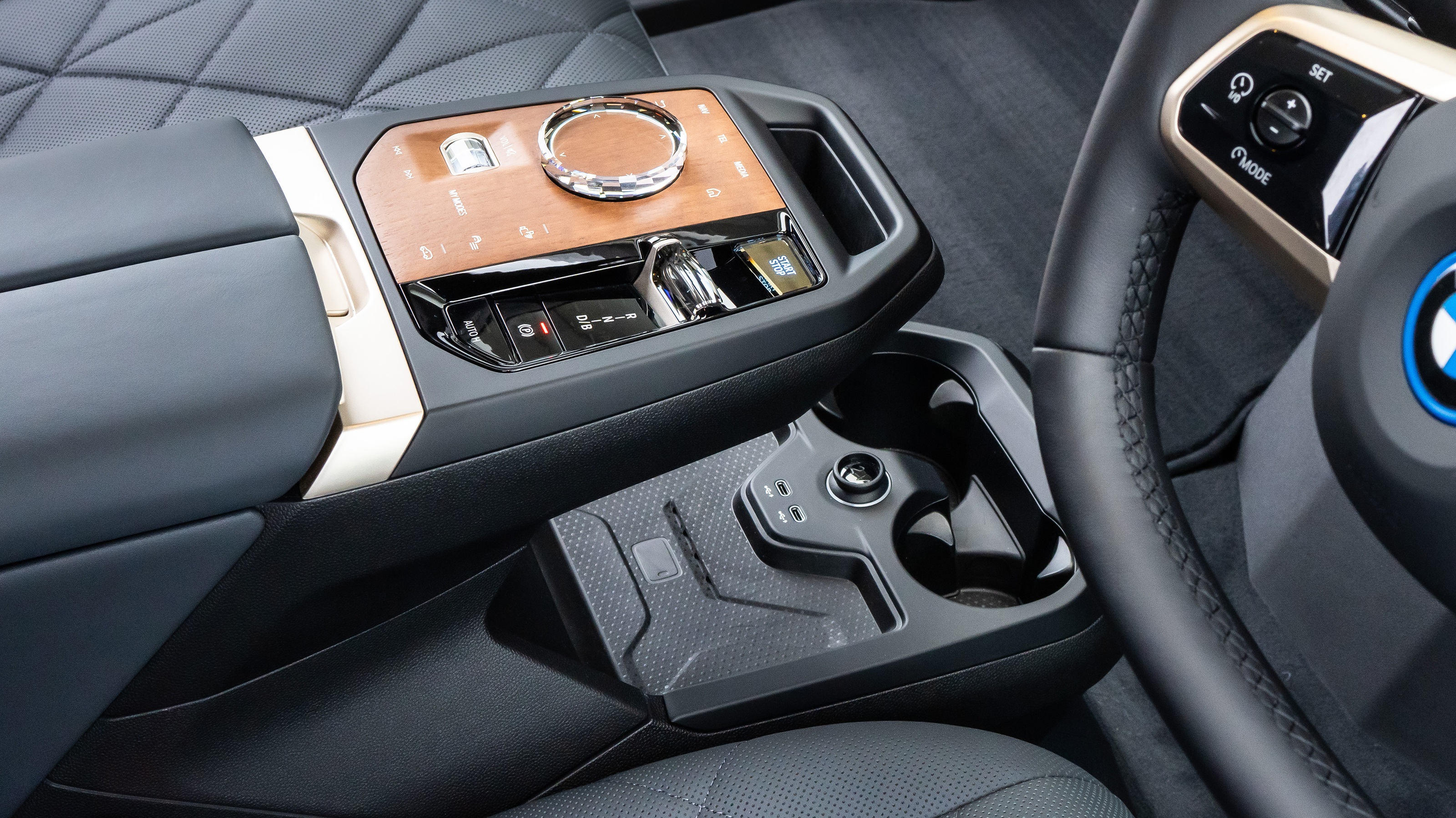 BMW iX xDrive50 - interior
