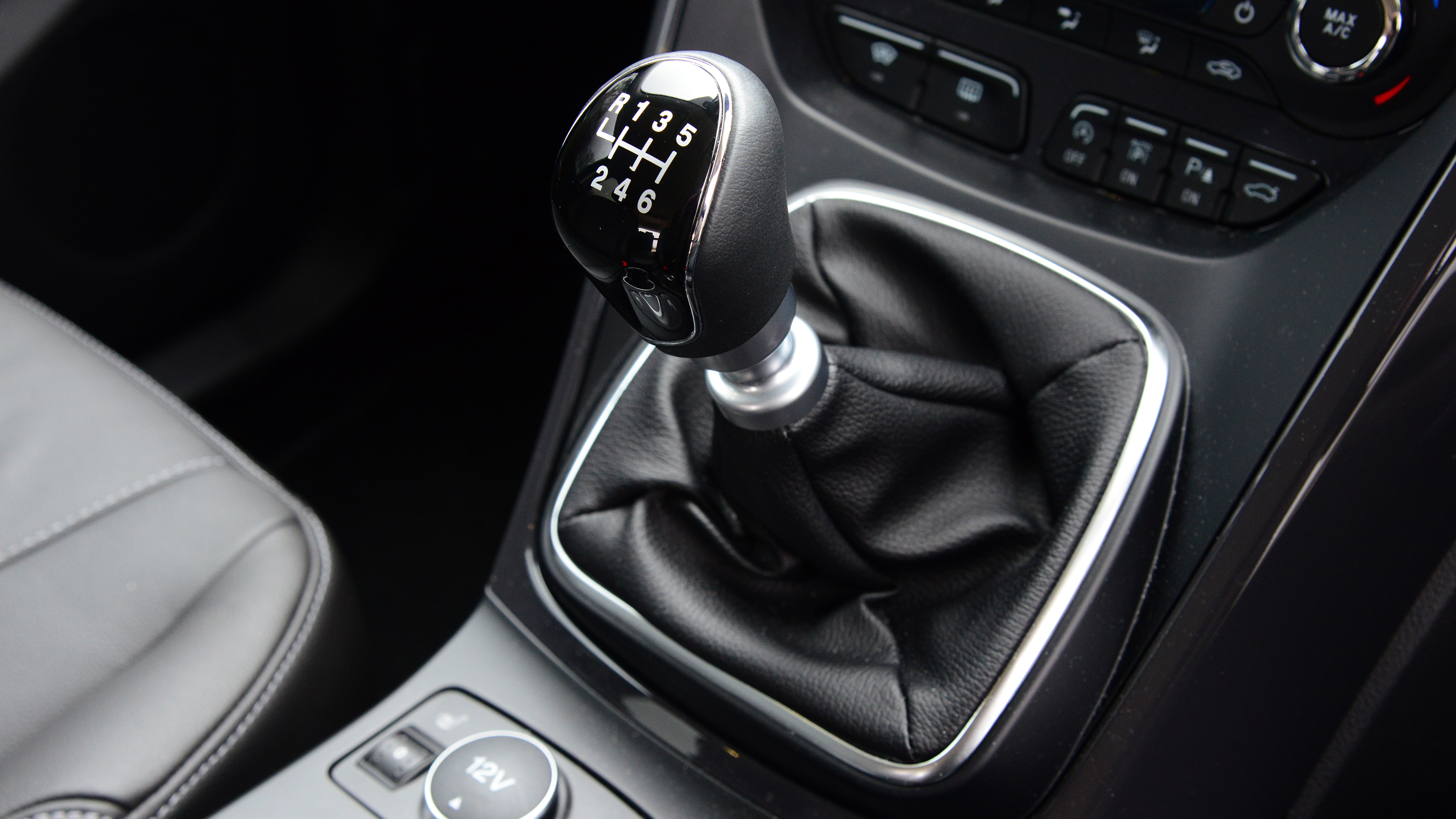 Ford Kuga - gear lever