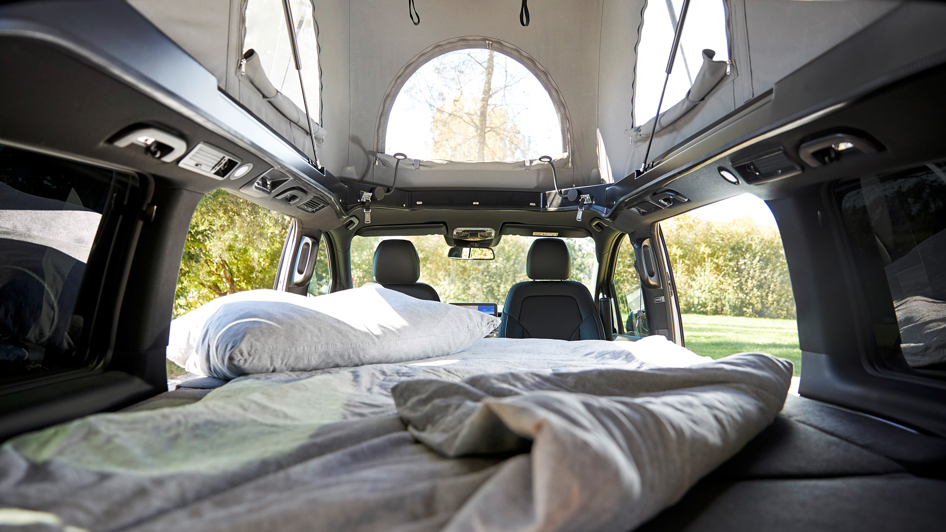 Mercedes EQV camper - bed