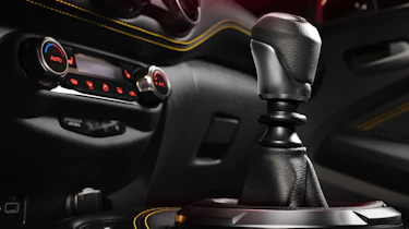 Nissan Juke Kiiro - gear lever