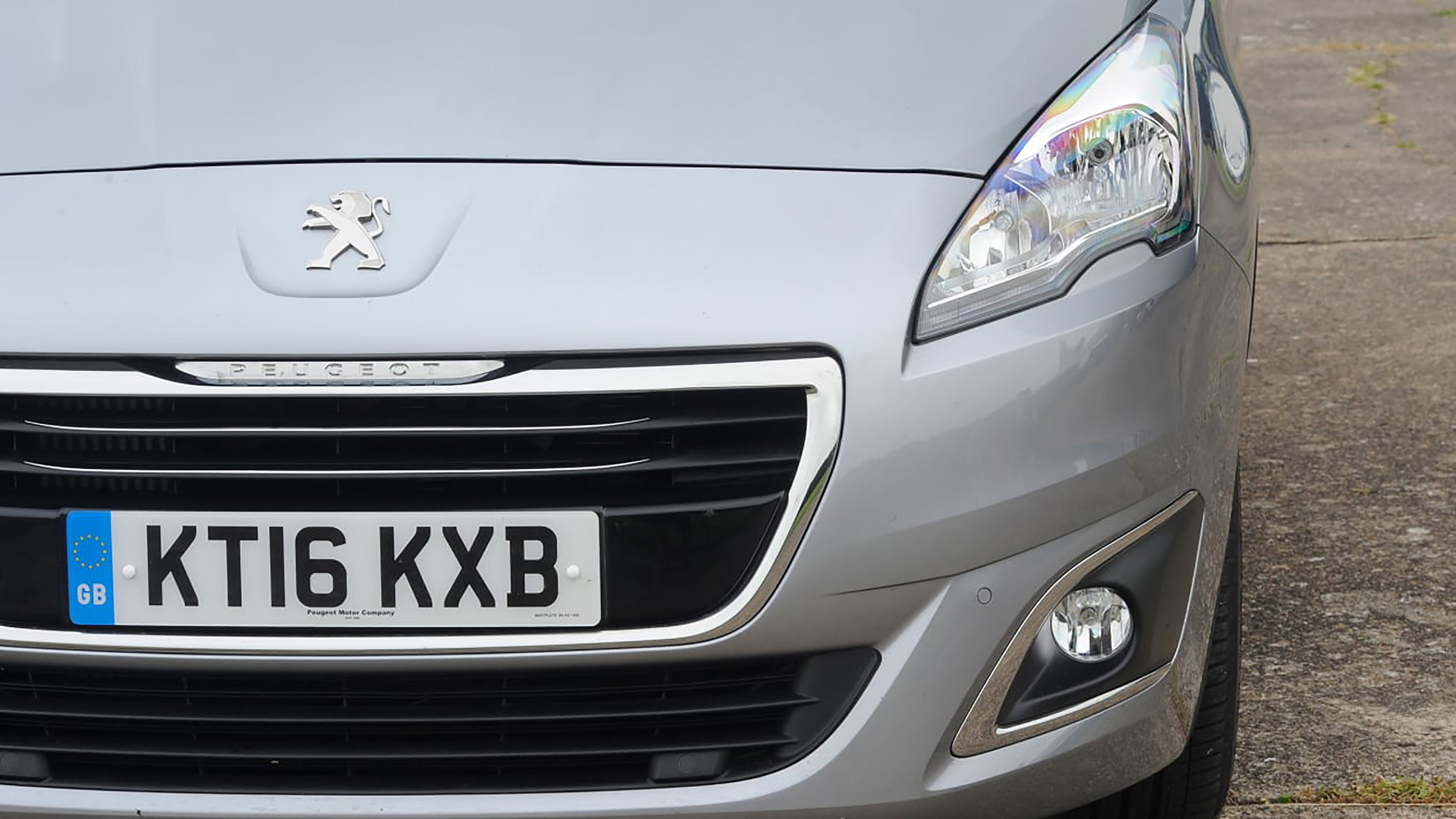 Used Peugeot 5008 Mk1 - front