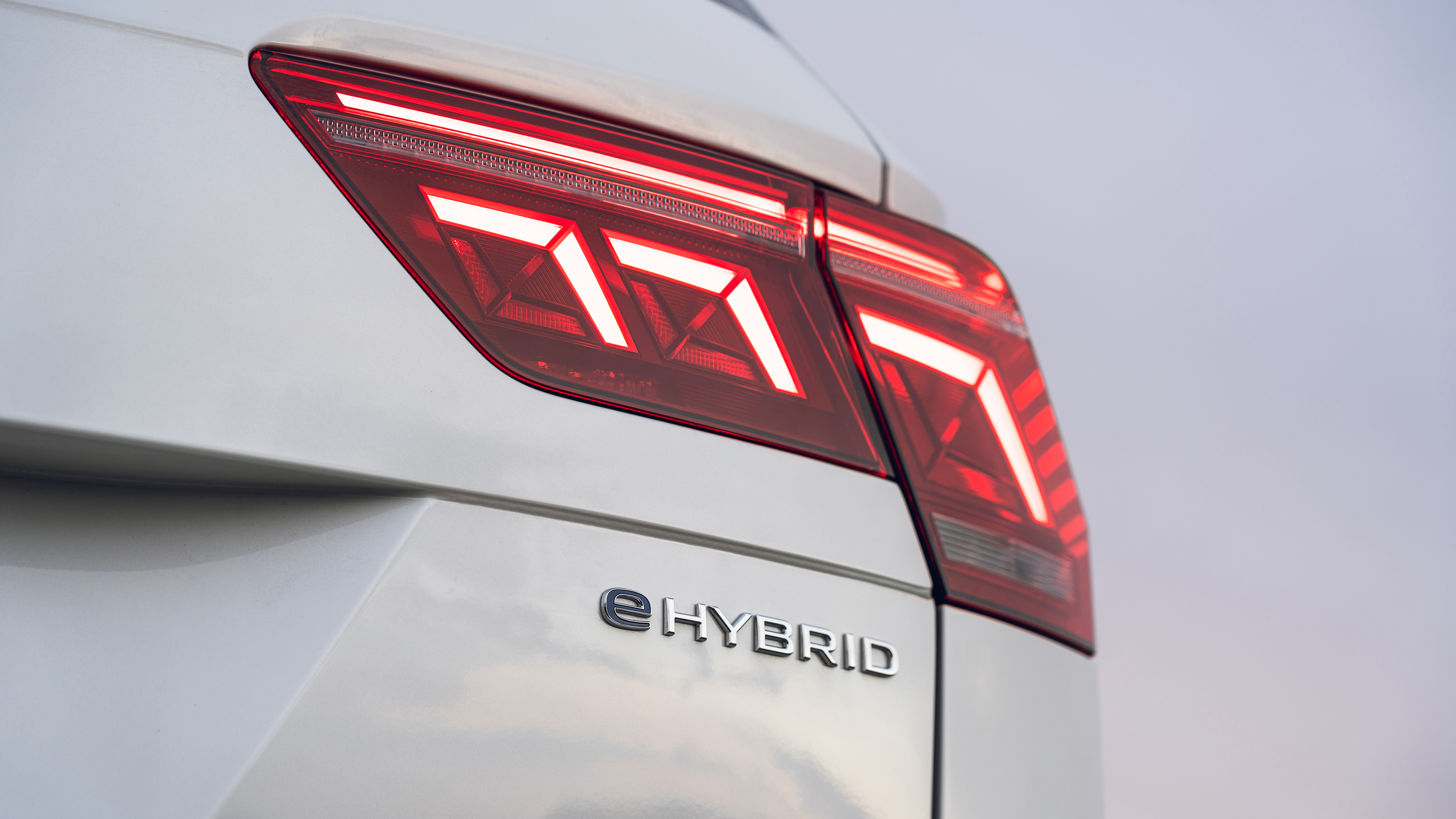 Volkswagen Tiguan eHybrid - brake light