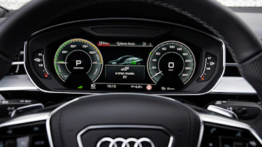 Audi A8 60 TFSI e - dials