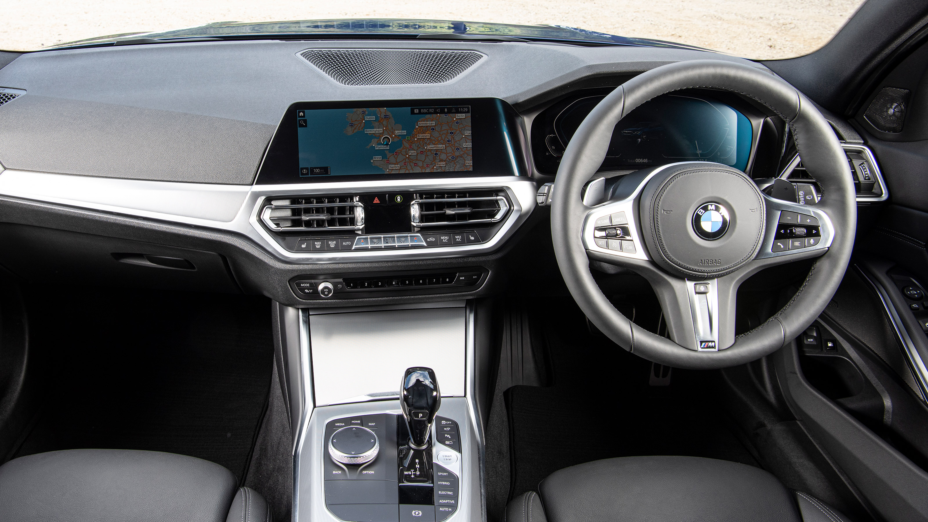 BMW 330e Touring - dash