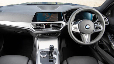 BMW 330e Touring - dash