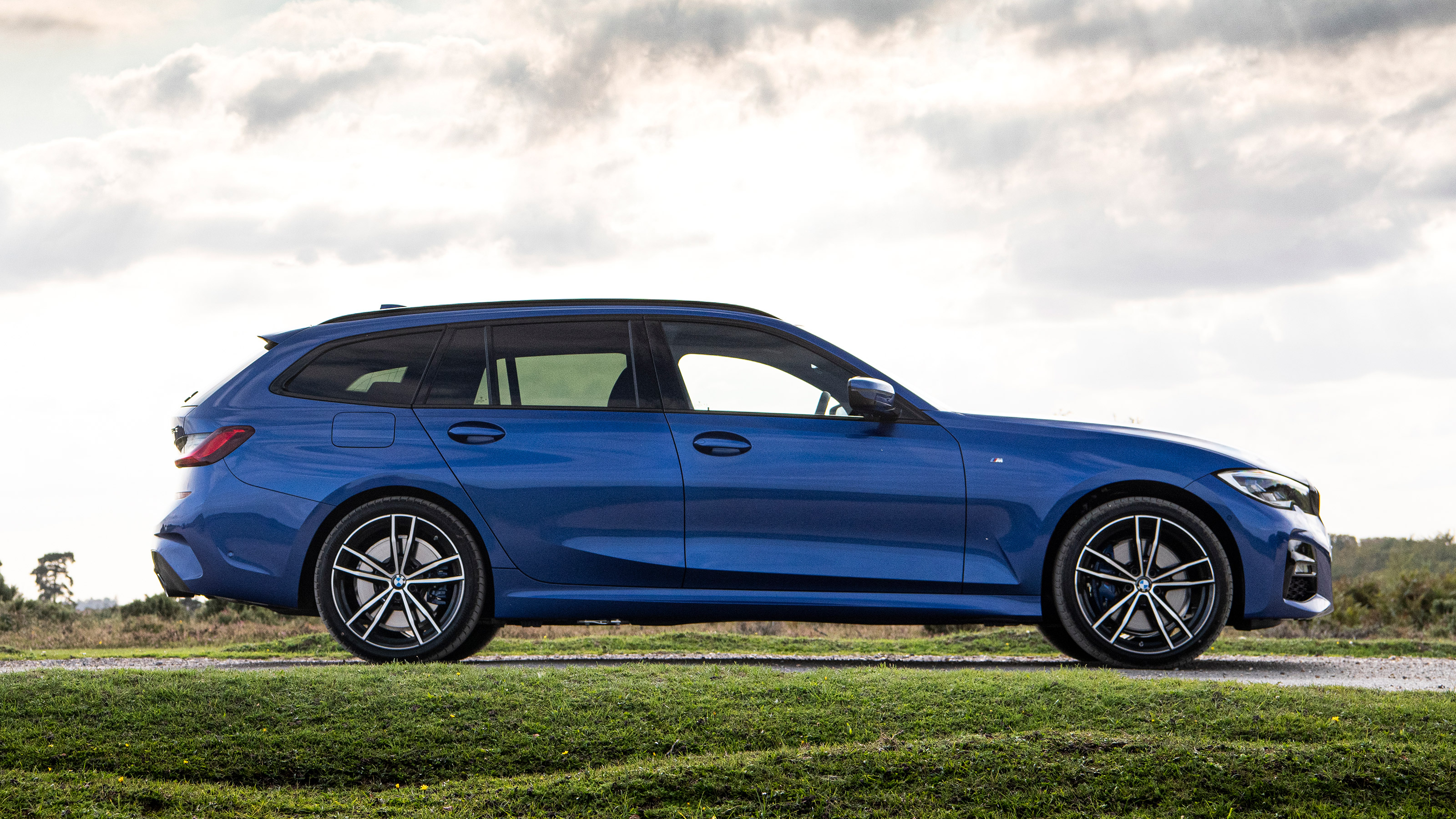 BMW 330e Touring - side