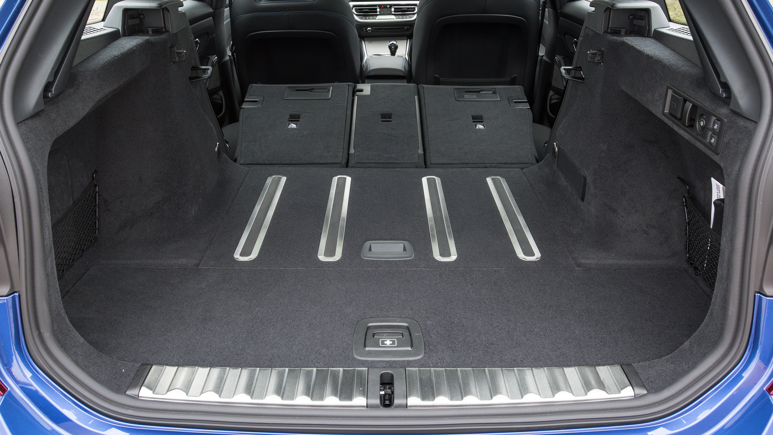 BMW 330e Touring - boot seats down
