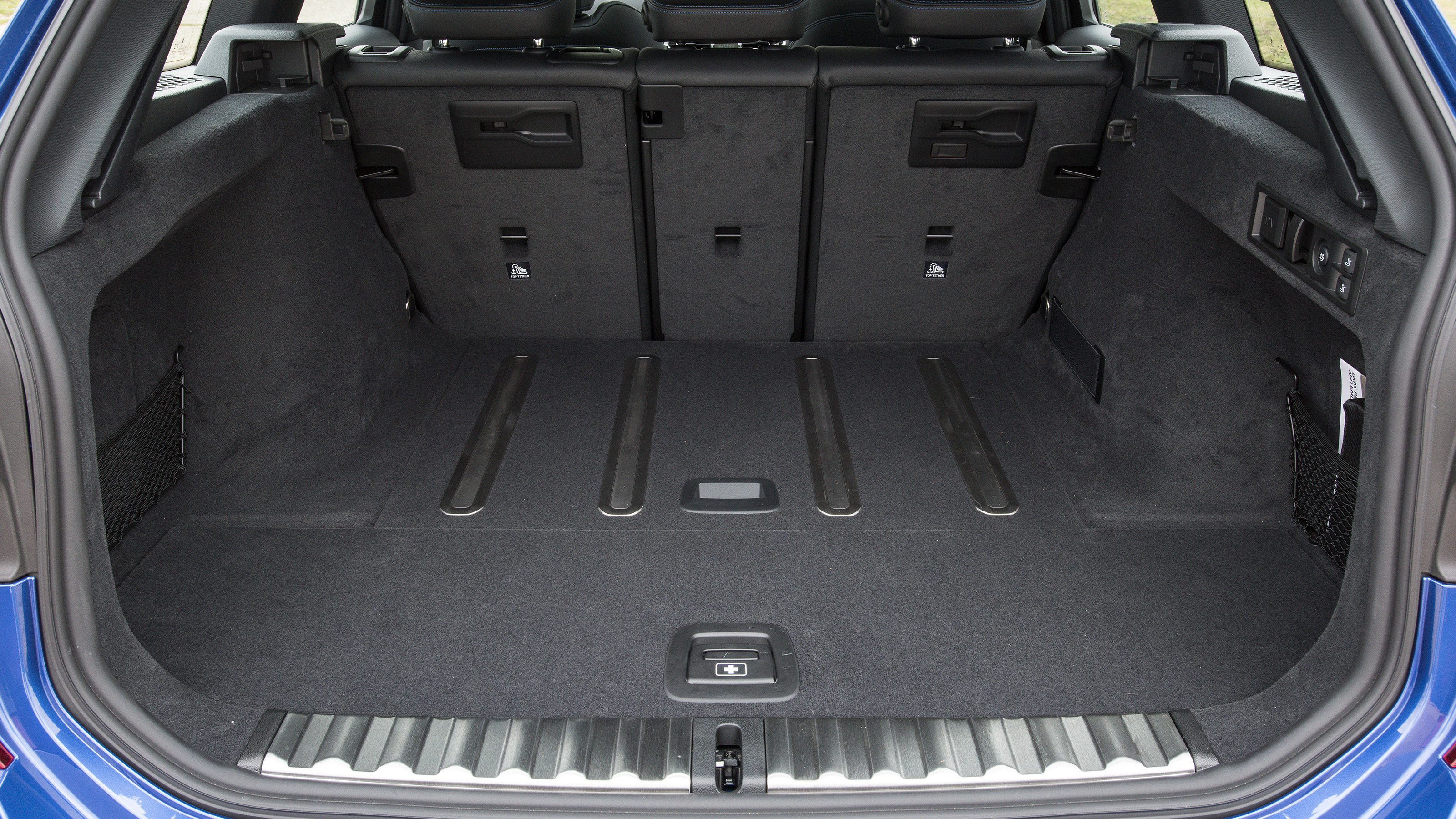 BMW 330e Touring - boot