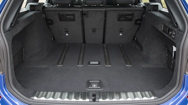 BMW 330e Touring - boot