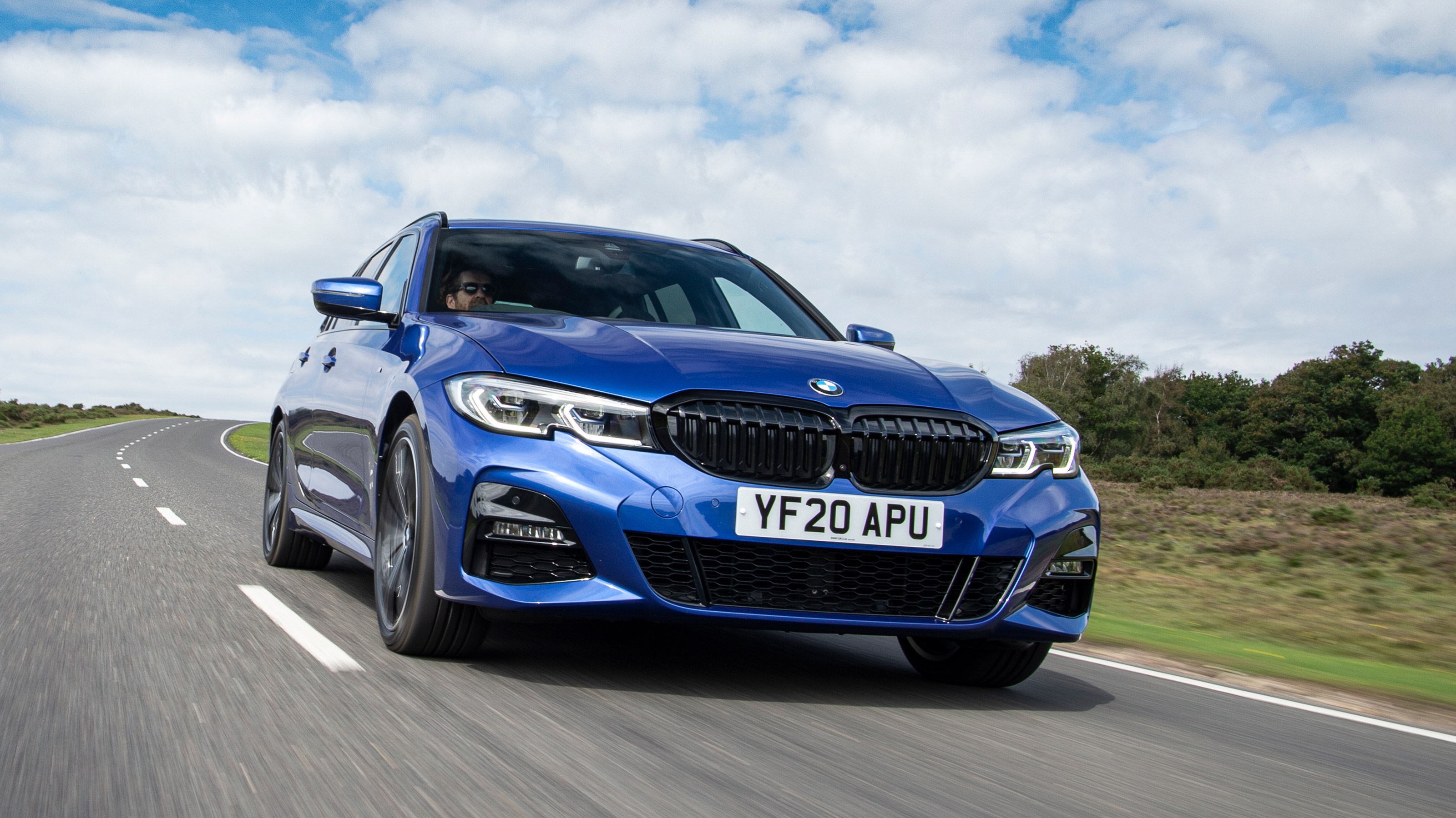 BMW 330e Touring - front tracking