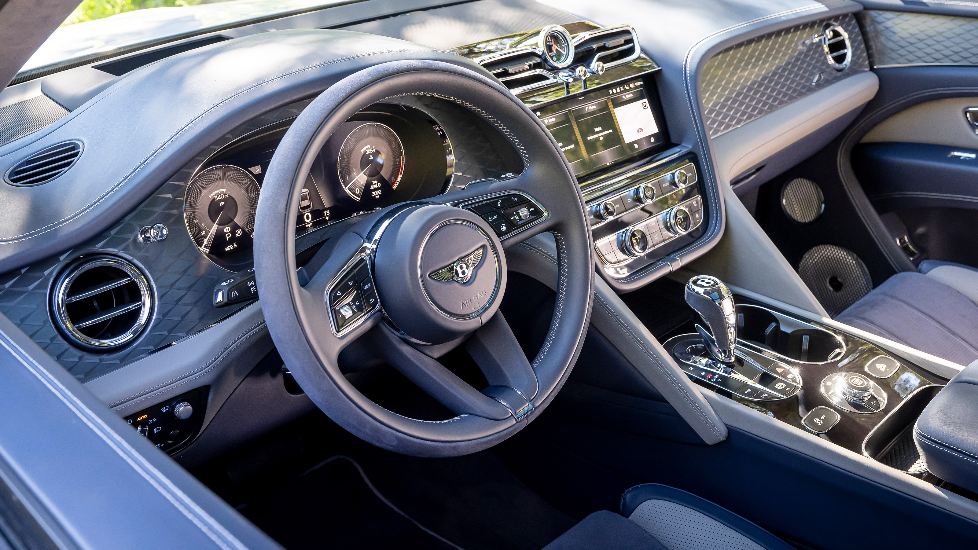 Bentley Bentayga V8 S - steering wheel
