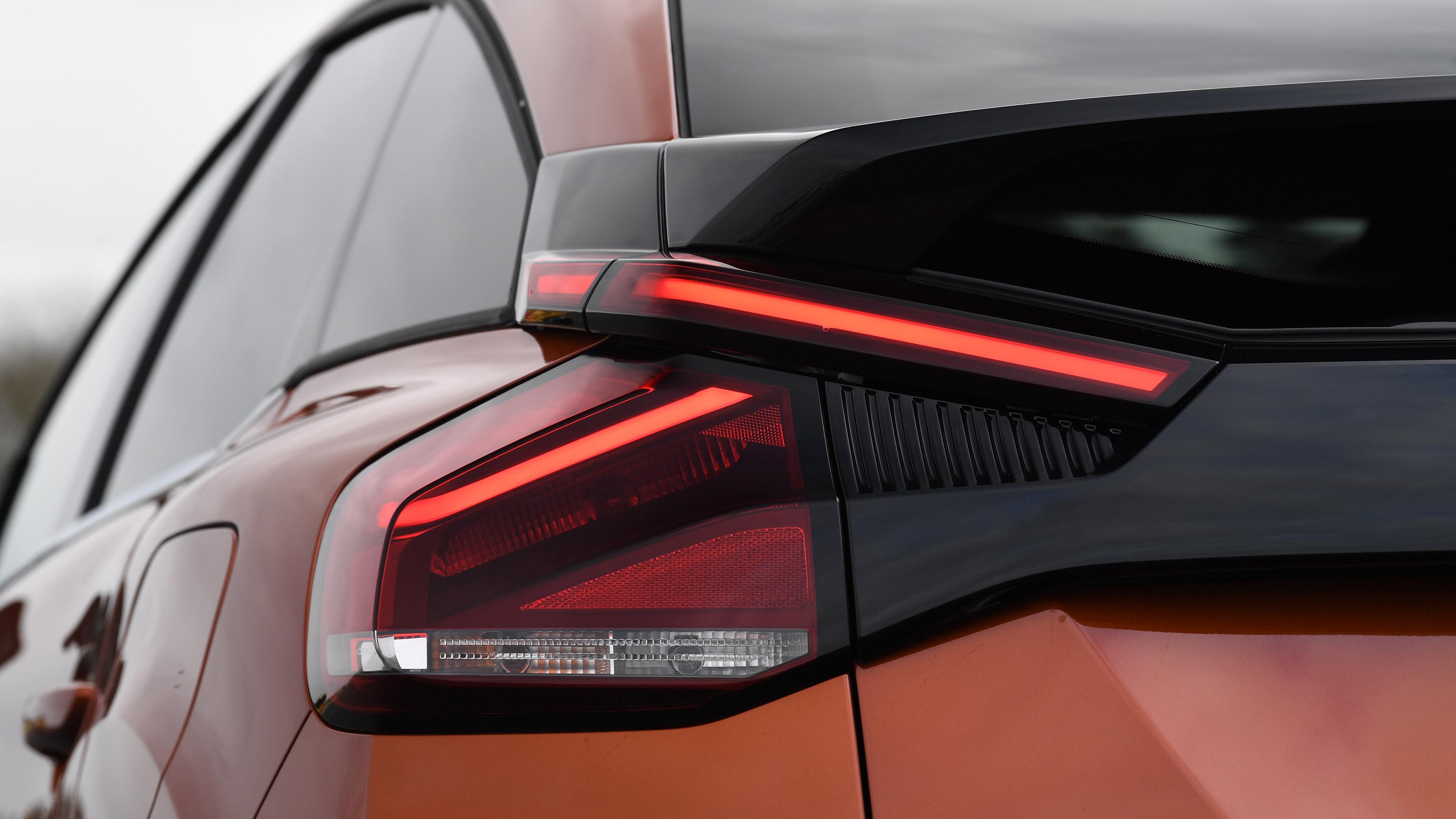 Citroen C4 PureTech 155 - rear lights