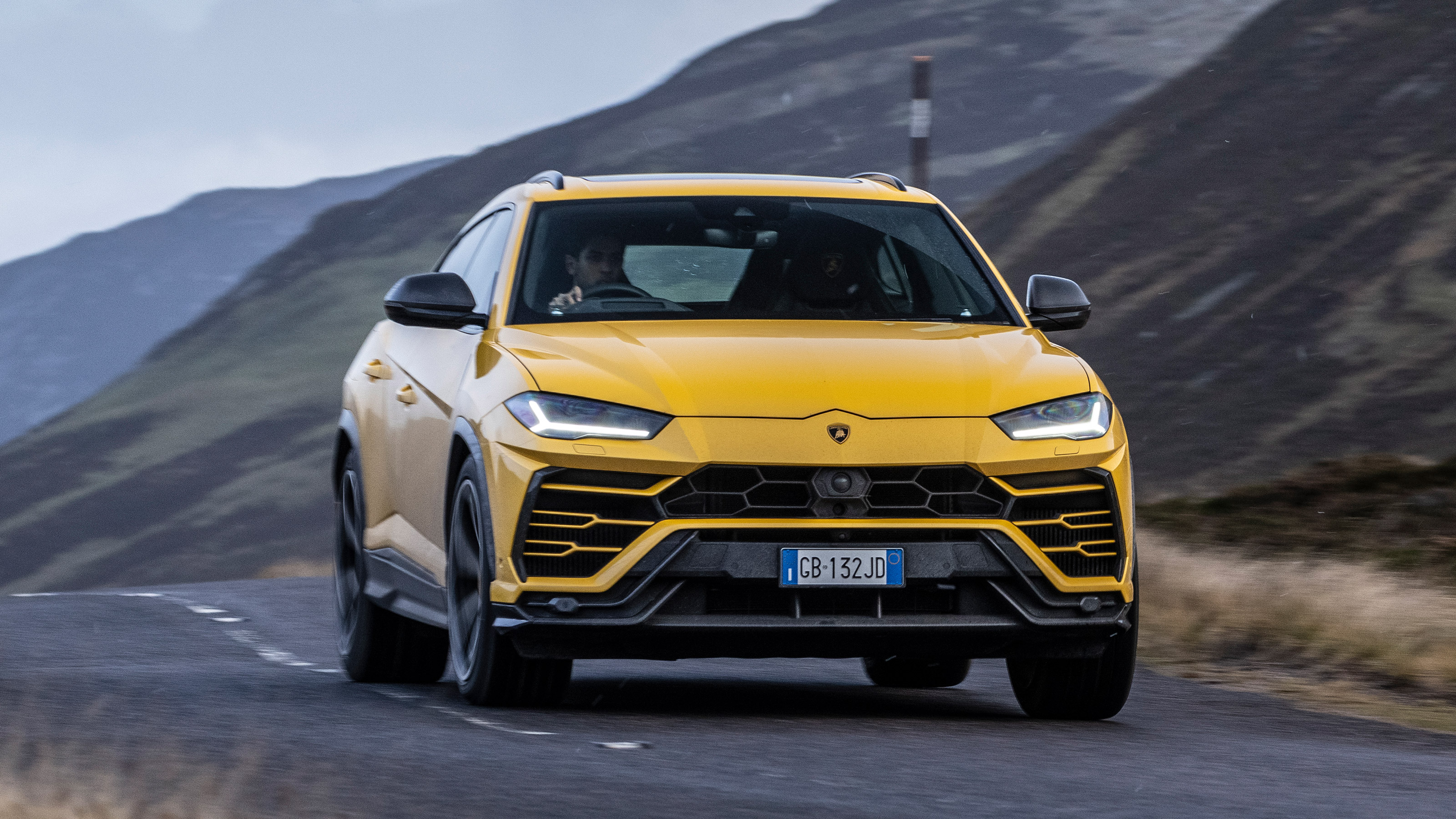 Lamborghini Urus - front action
