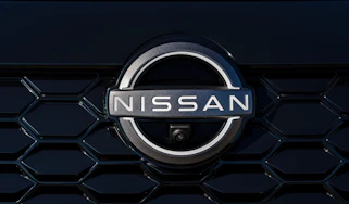 Nissan Juke Hybrid - front badge