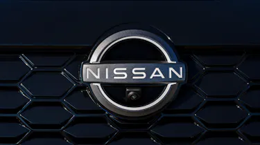 Nissan Juke Hybrid - front badge