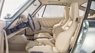 Singer Porsche 911 - front seats