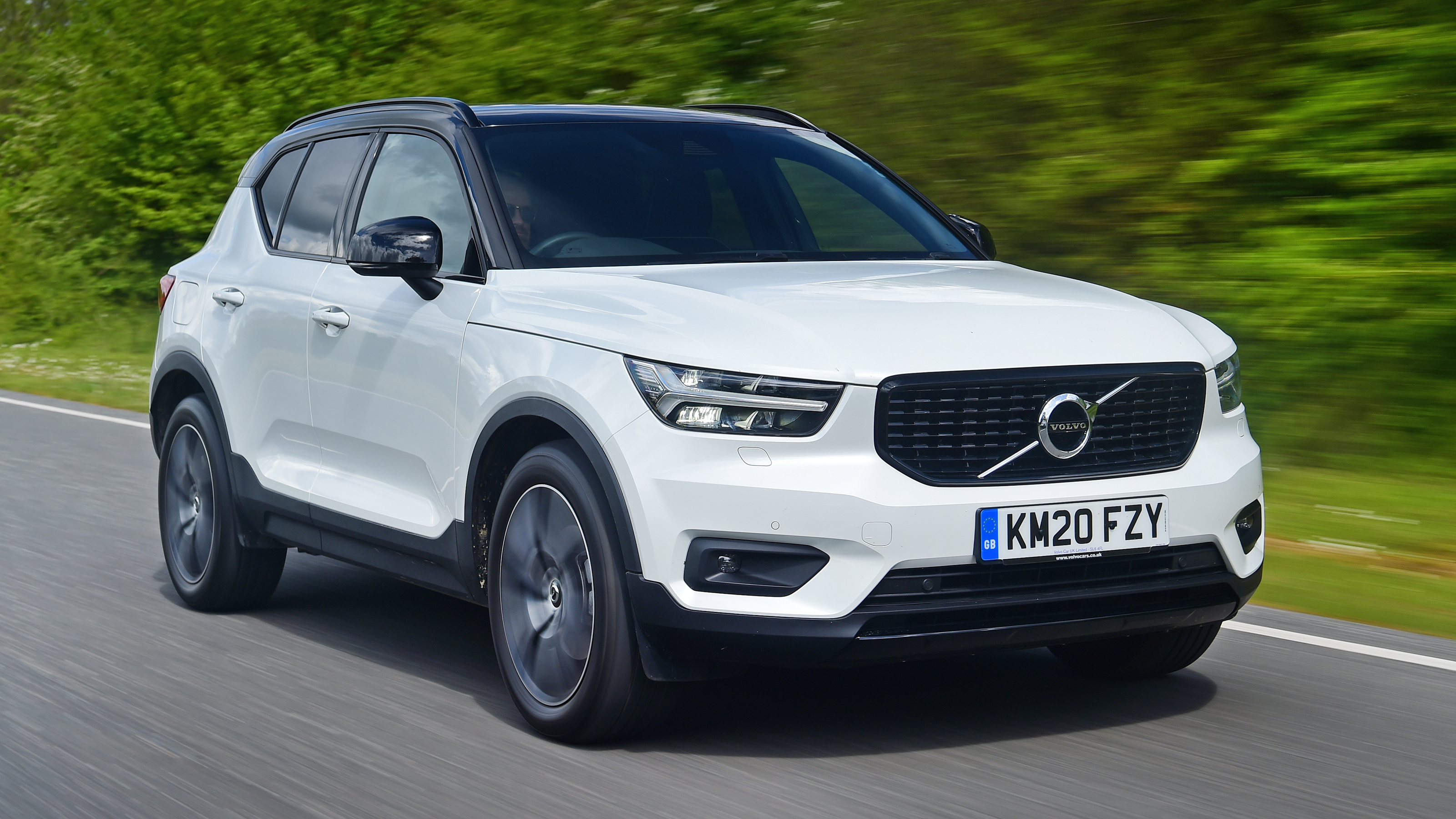 Volvo XC40 - front
