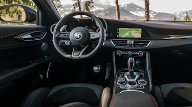 Alfa Romeo Giulia Estrema - dash