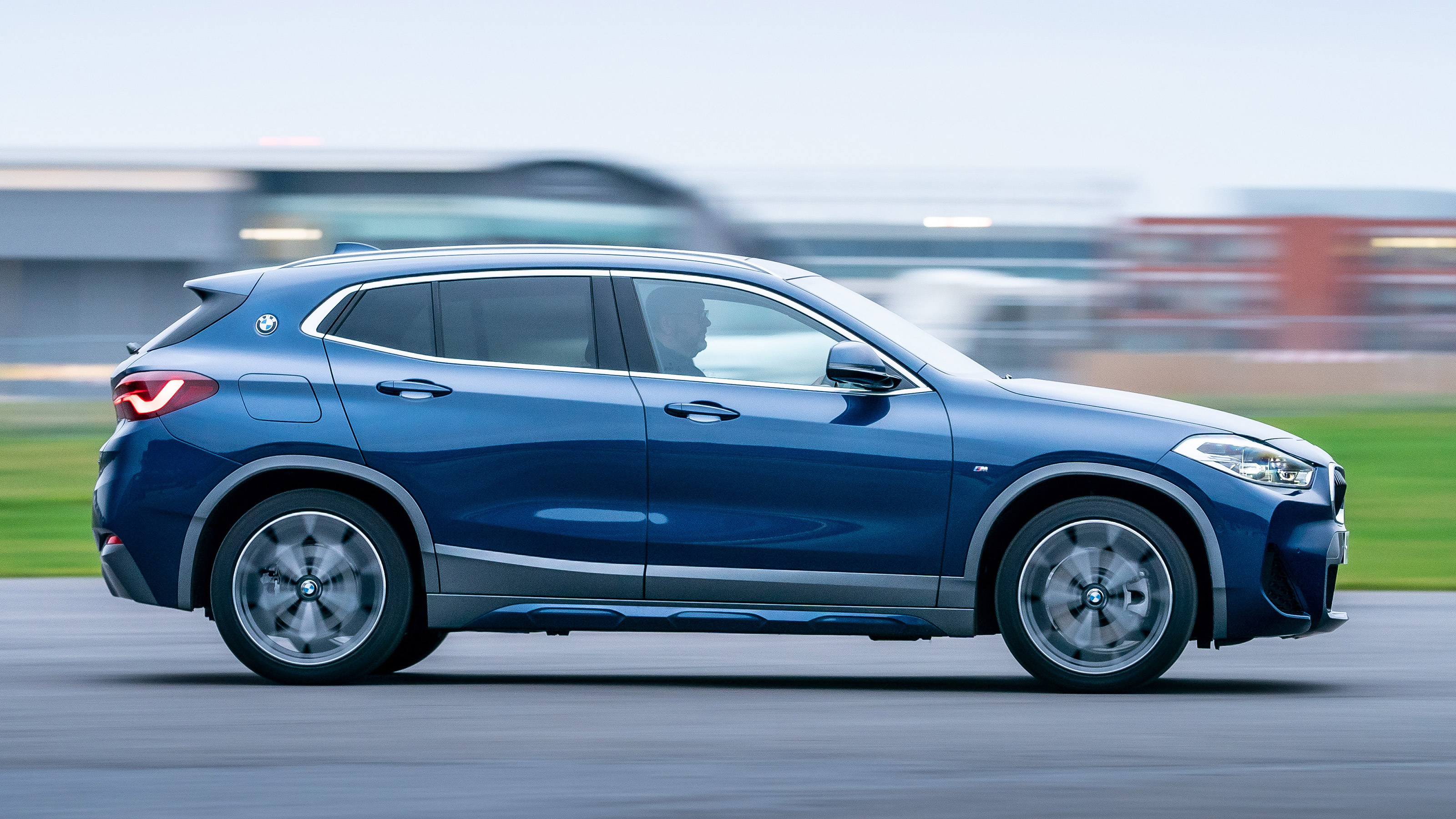 BMW X2 xDrive25e - side action