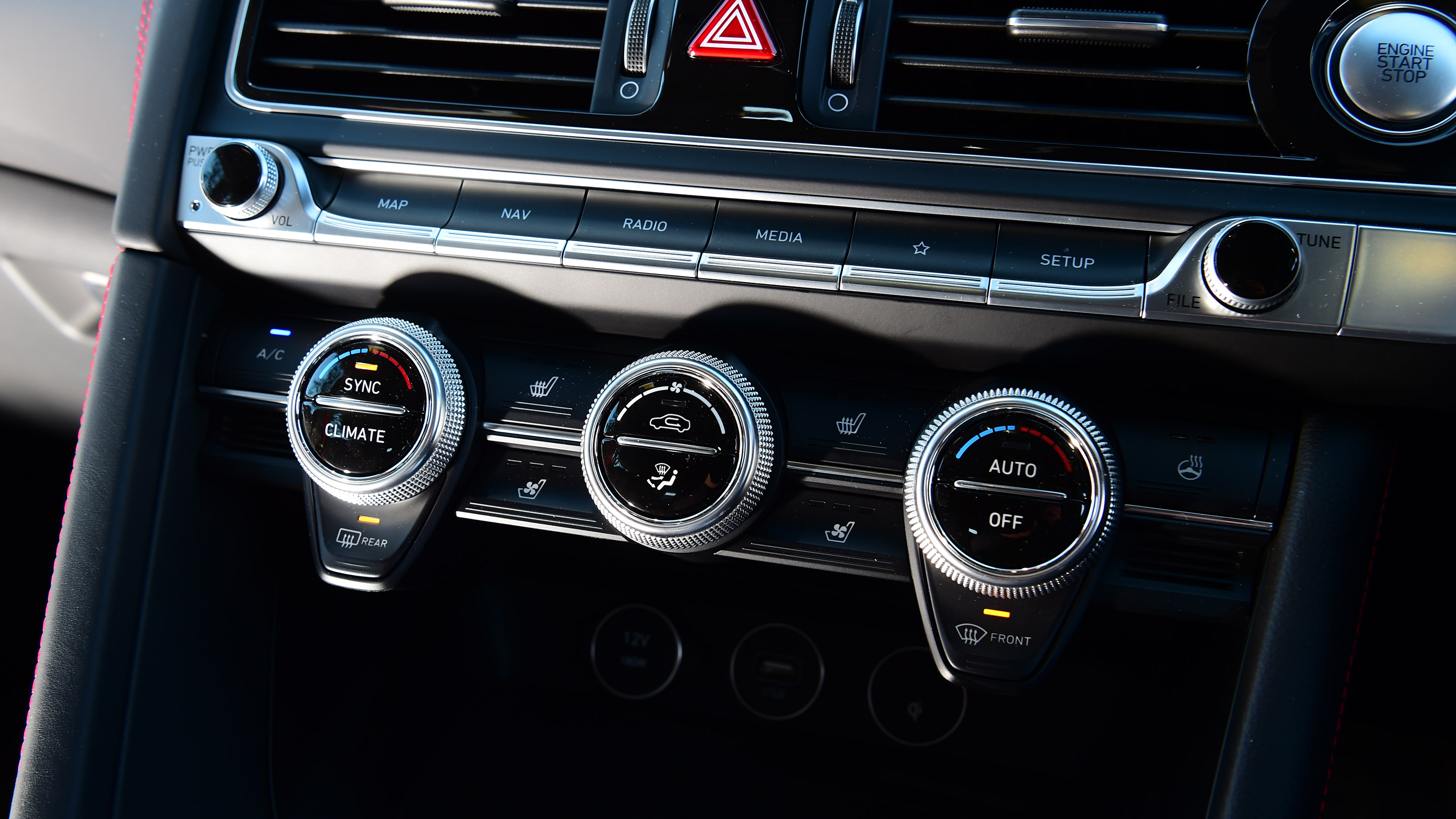 Genesis G70 Shooting Brake - central console