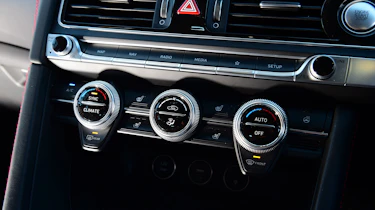 Genesis G70 Shooting Brake - central console