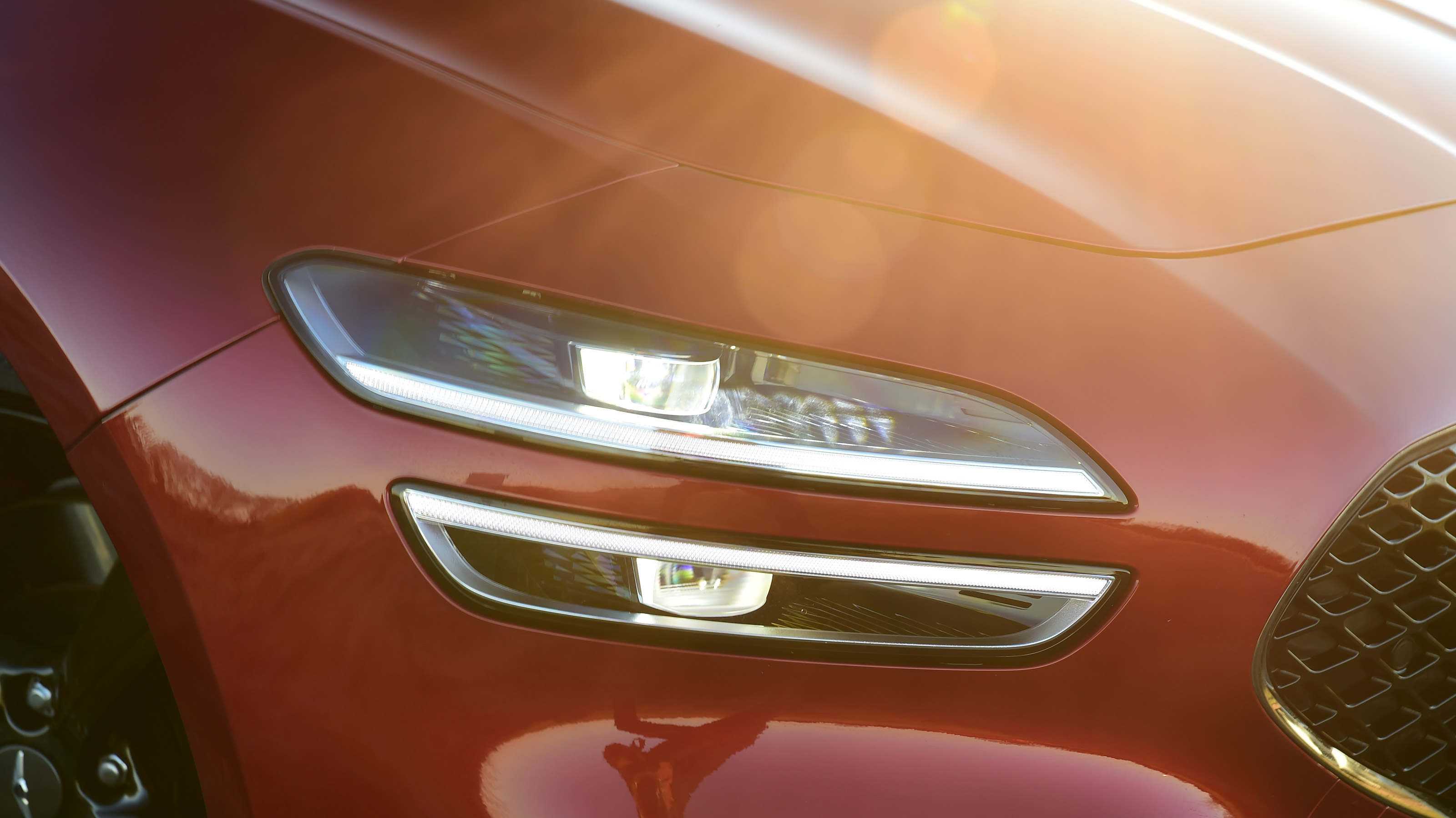 Genesis G70 Shooting Brake - front lights