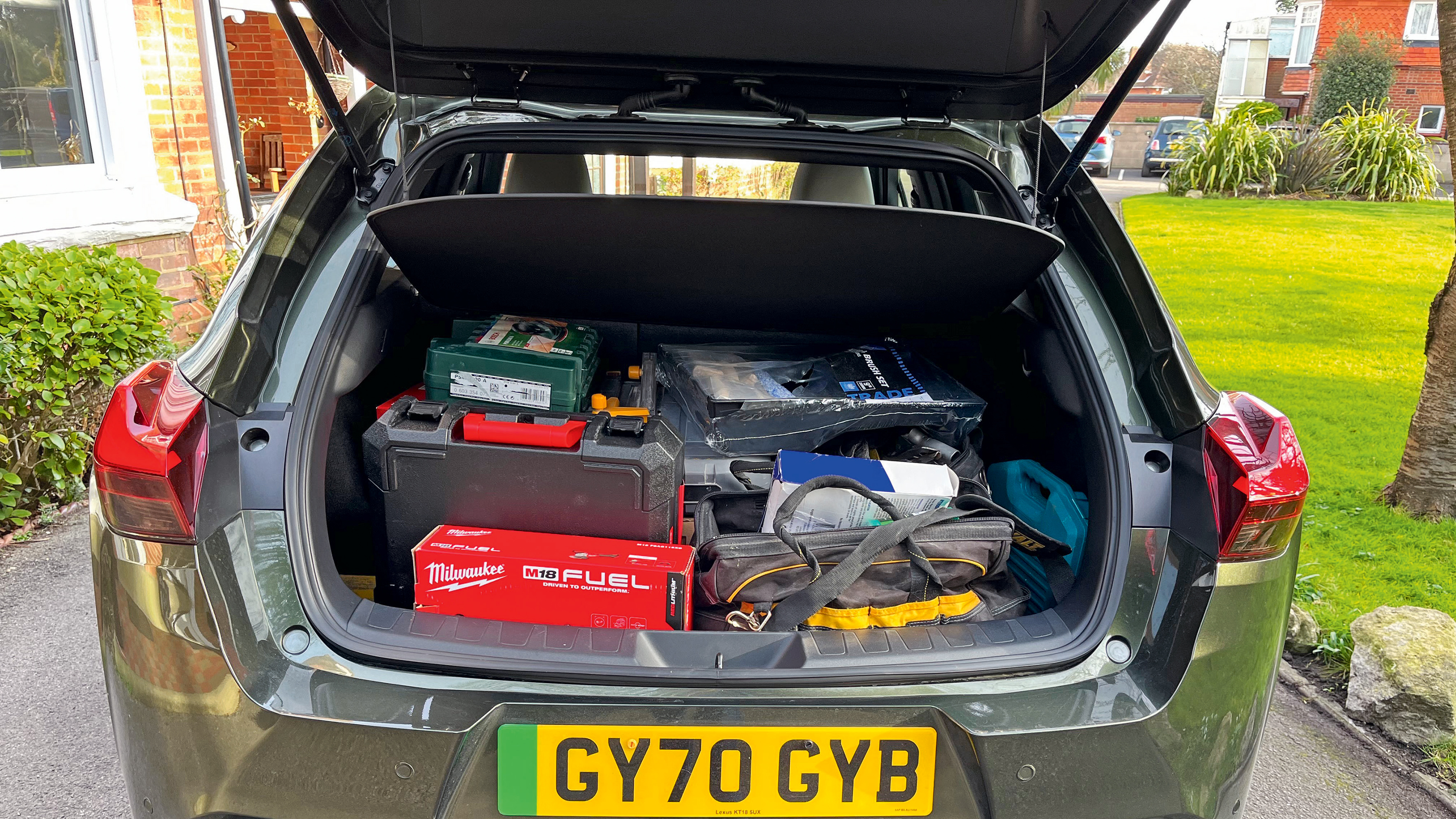 Lexus UX300e - full boot