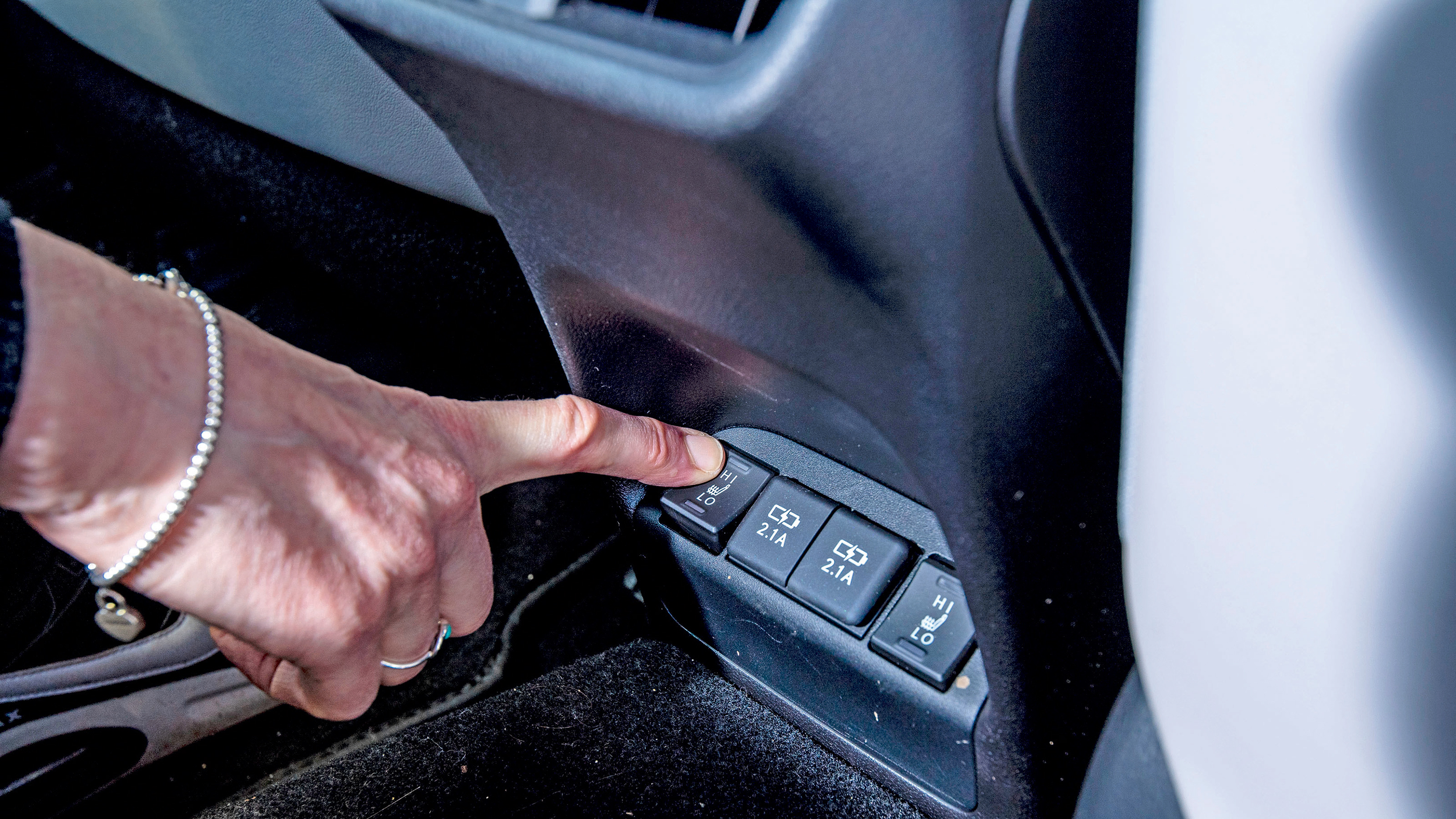 Lexus UX300e - rear passenger switchgear