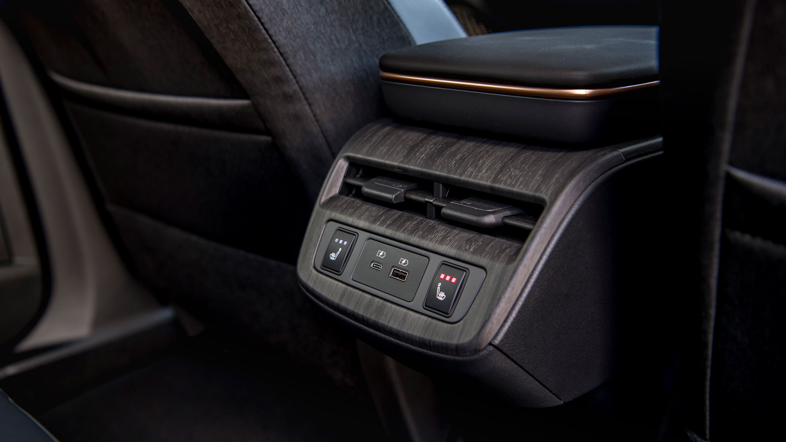 Nissan Ariya - rear controls