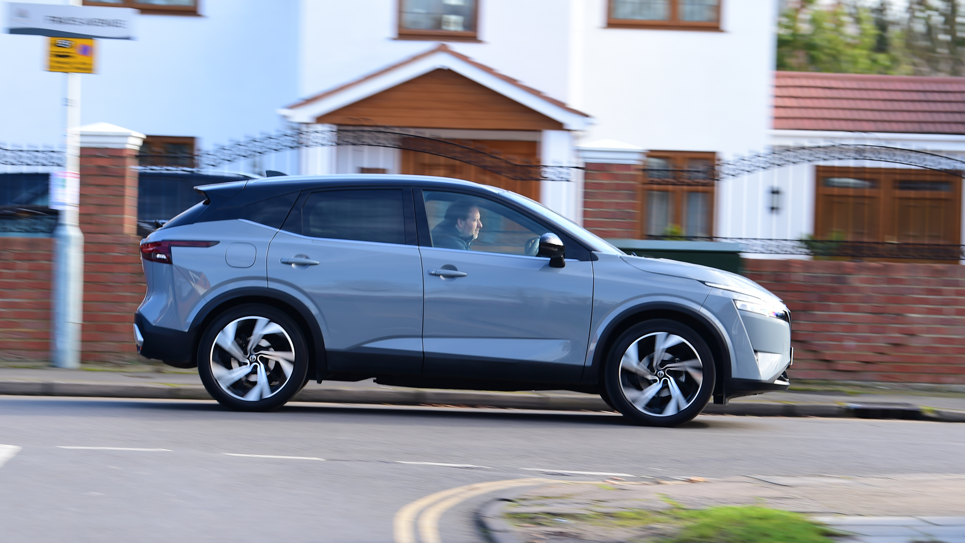 Nissan Qashqai - side
