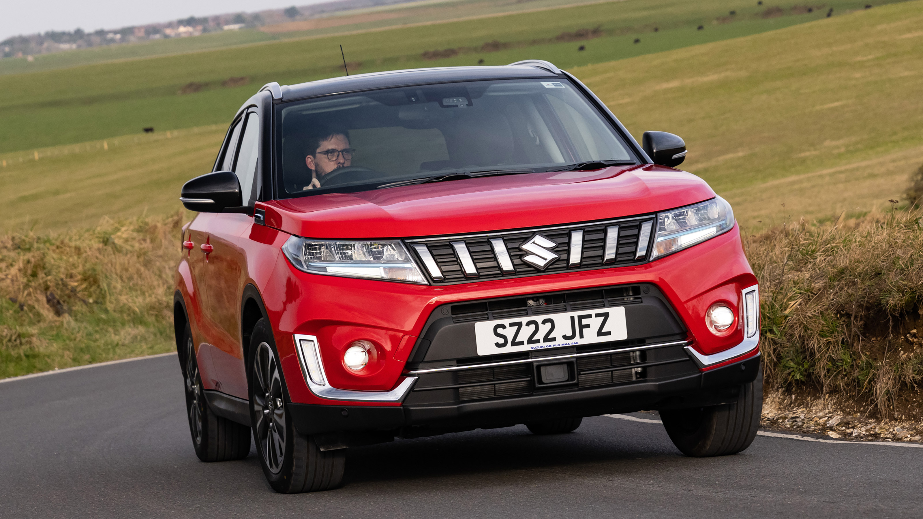 Suzuki Vitara Full Hybrid - front action