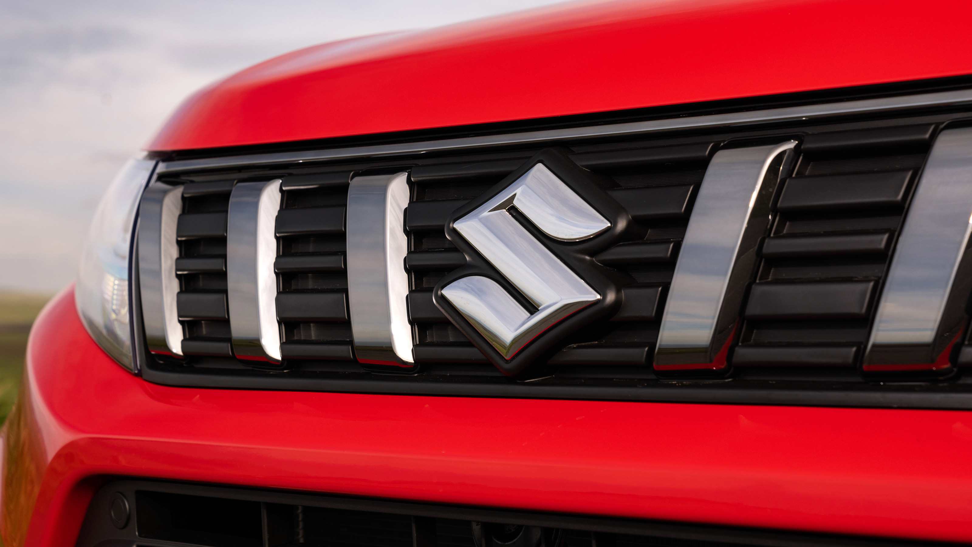 Suzuki Vitara Full Hybrid - Suzuki badge