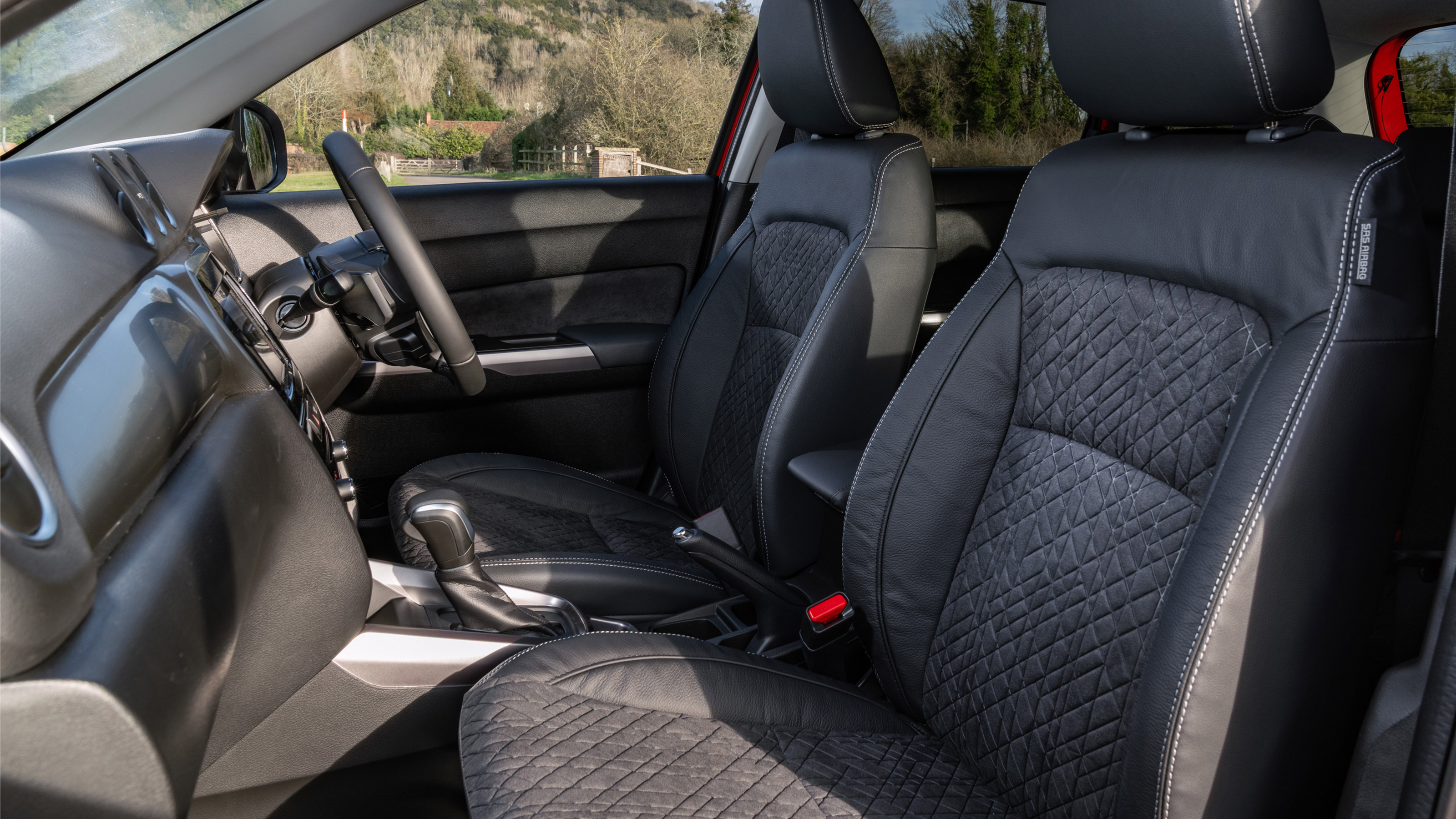 Suzuki Vitara Full Hybrid - front seats