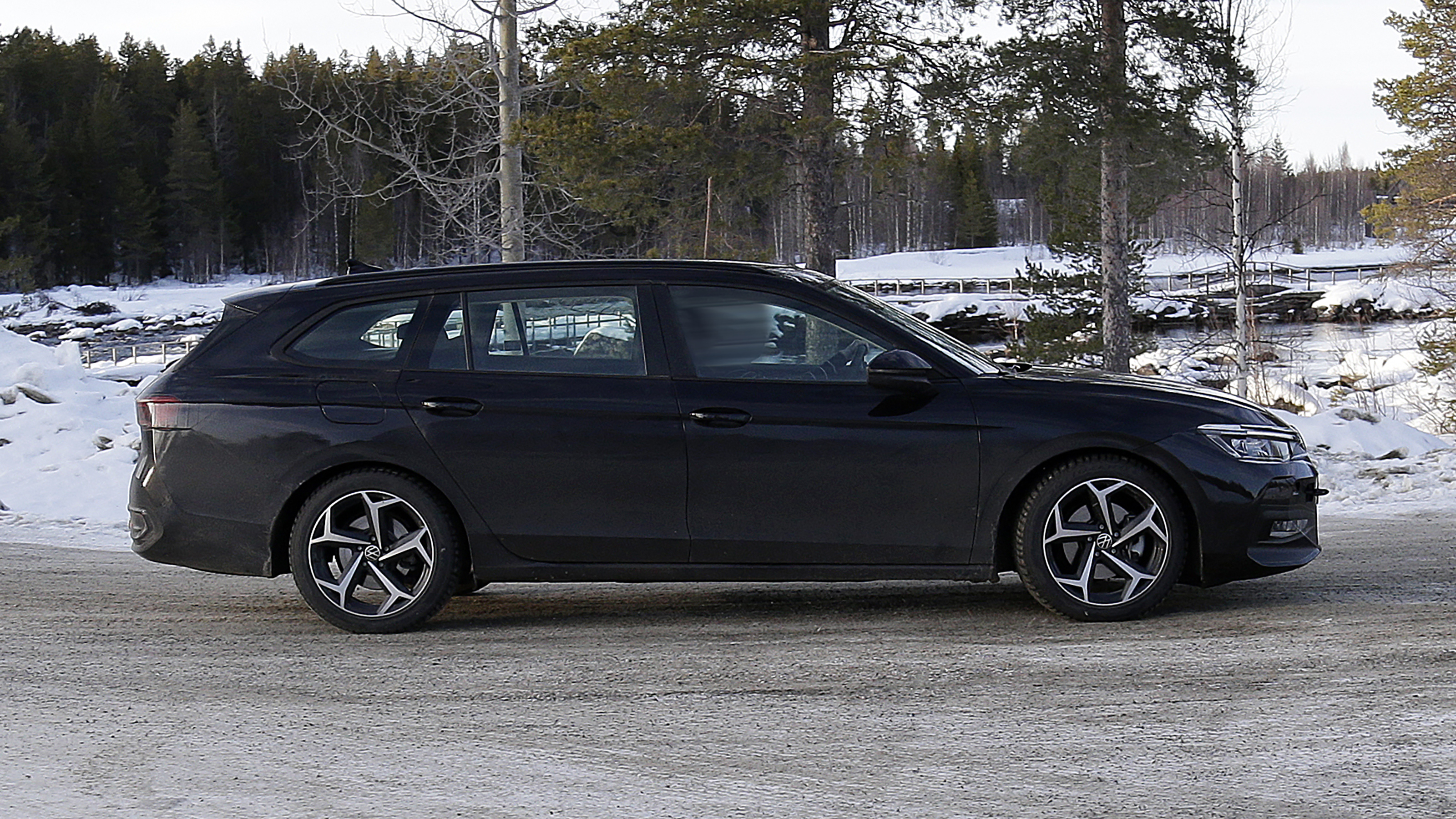 Volkswagen Passat estate - side