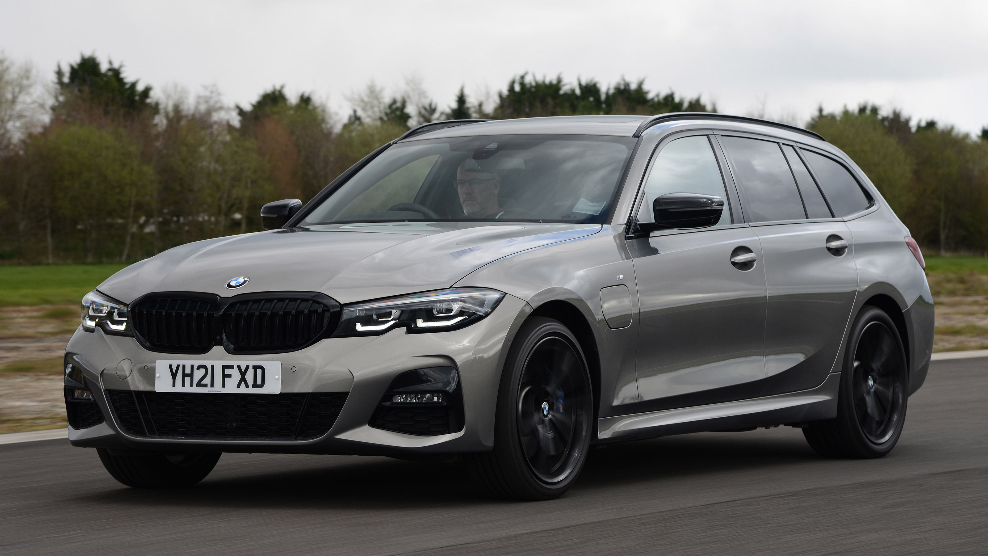 BMW 330e Touring - front