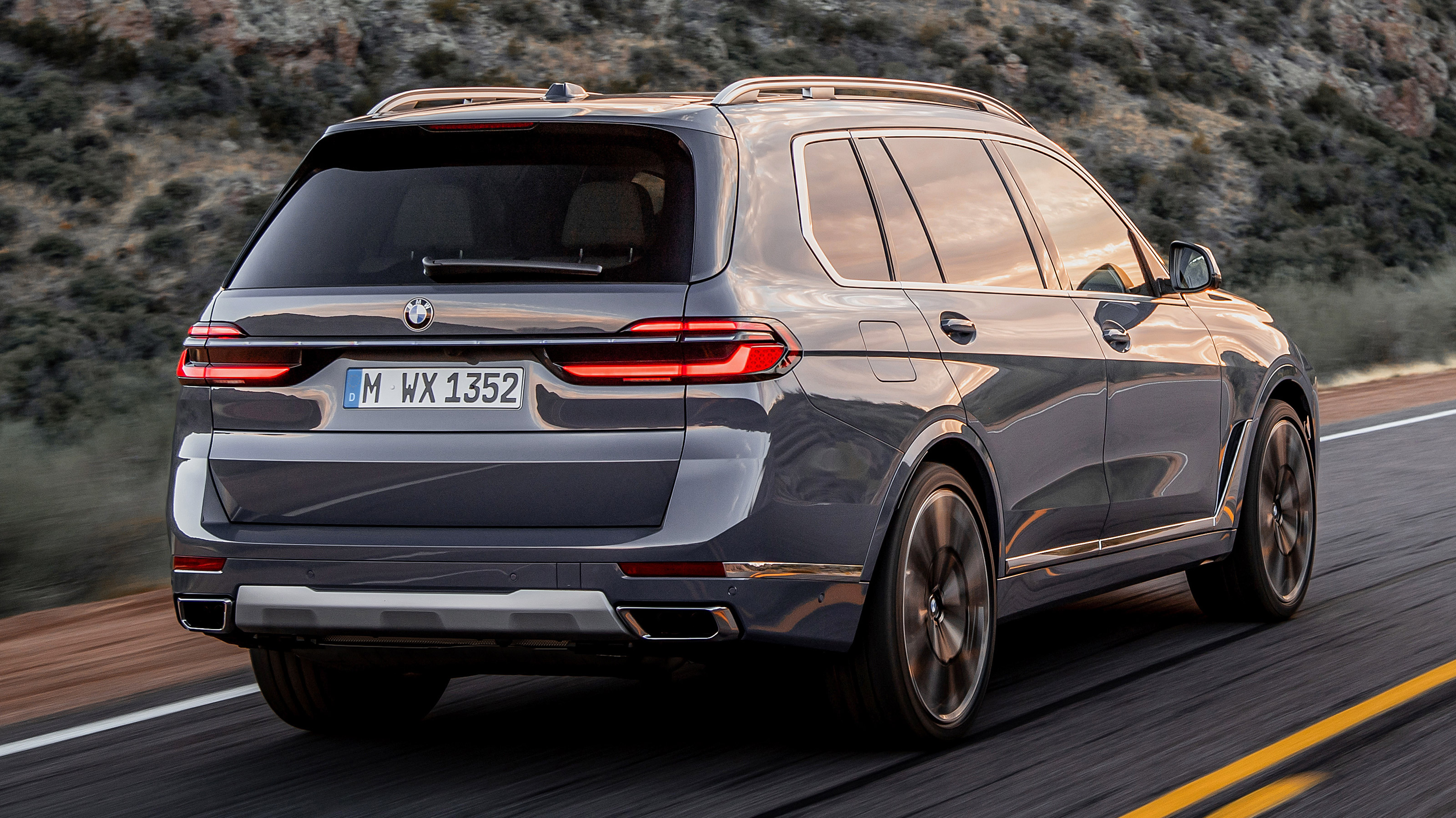 BMW X7 - rear